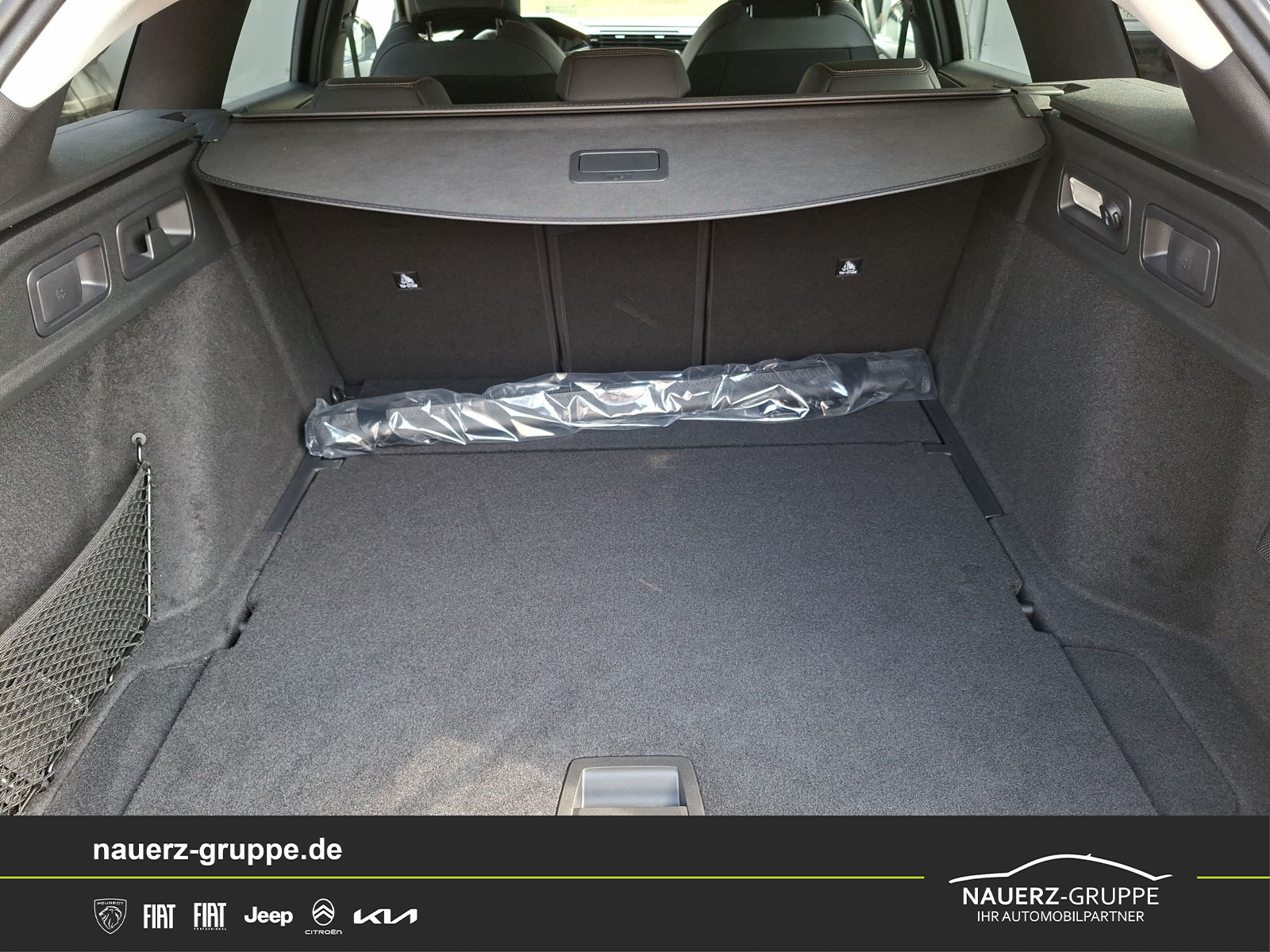 Fahrzeugabbildung Peugeot 308 SW Allure Diesel 130 EAT8 - mit KI generiert/bearbeitet