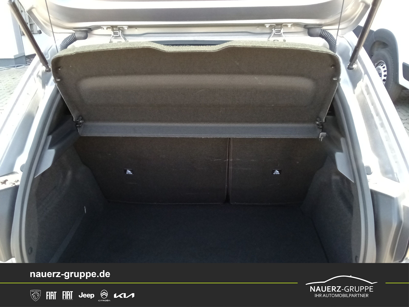 Fahrzeugabbildung Peugeot 208 Allure Pack PureTech 100 EAT8 - mit KI generiert/bearbeitet