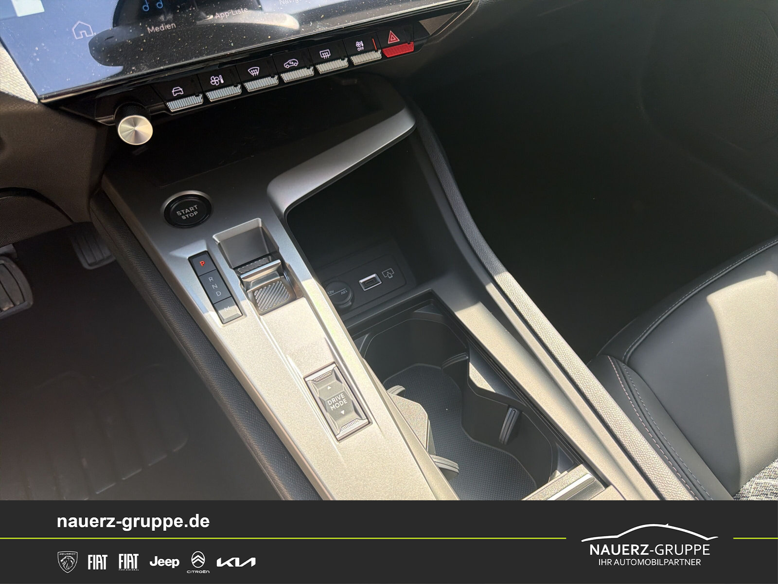Fahrzeugabbildung Peugeot Neuer 308 ALLURE HYBRID 145 e-DSC6 Hybrid 145 Allure - mit KI generiert/bearbeitet