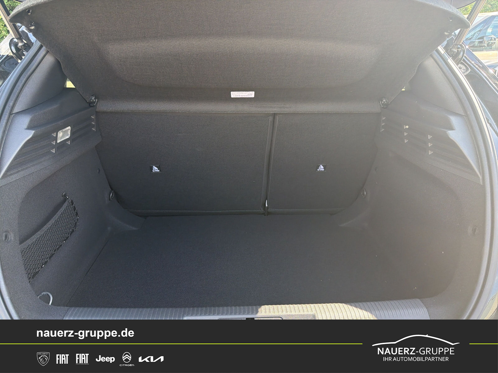 Fahrzeugabbildung Peugeot Neuer 308 ALLURE HYBRID 145 e-DSC6 Hybrid 145 Allure - mit KI generiert/bearbeitet
