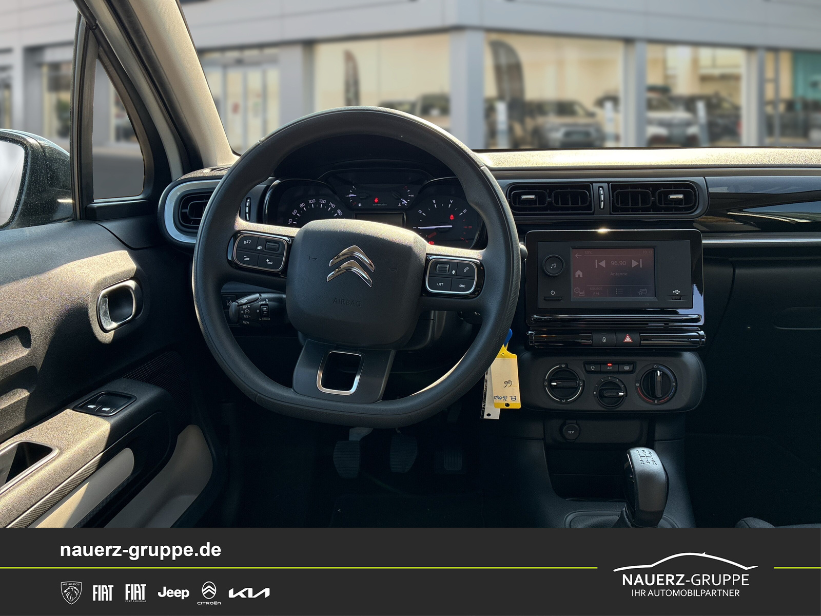 Fahrzeugabbildung Citroen C3 Feel PuteTech 82 5-Türer - mit KI generiert/bearbeitet