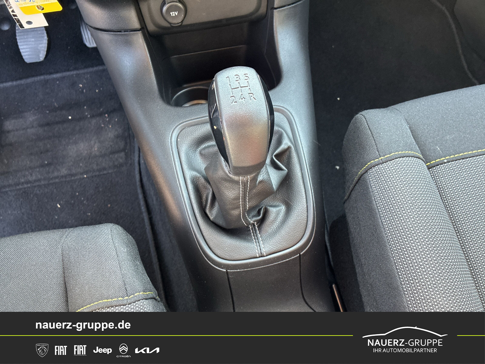 Fahrzeugabbildung Citroen C3 Feel PuteTech 82 5-Türer - mit KI generiert/bearbeitet