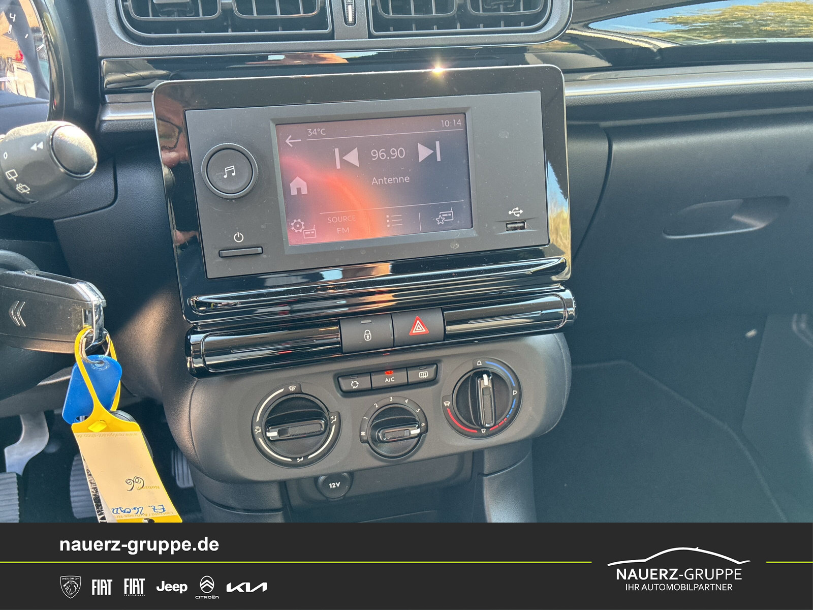 Fahrzeugabbildung Citroen C3 Feel PuteTech 82 5-Türer - mit KI generiert/bearbeitet