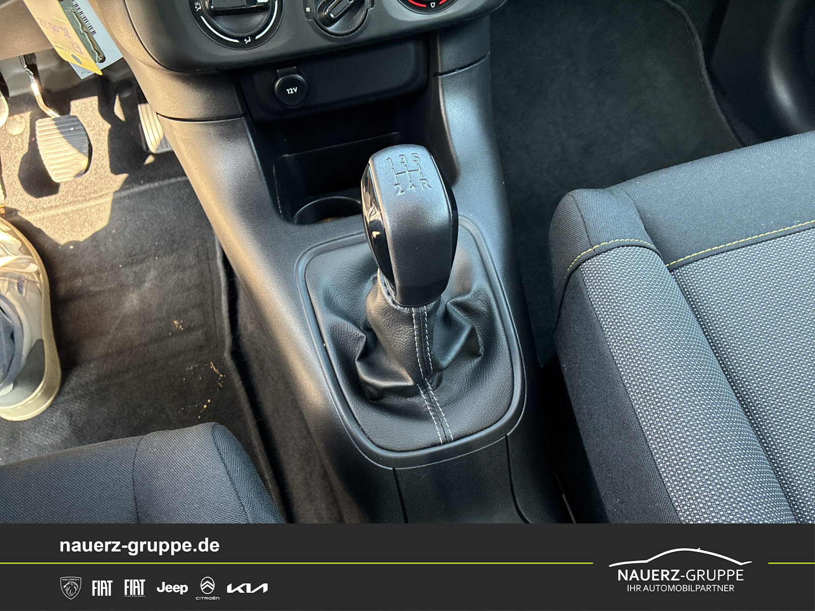 Fahrzeugabbildung Citroen C3 Feel PuteTech 82 5-Türer - mit KI generiert/bearbeitet