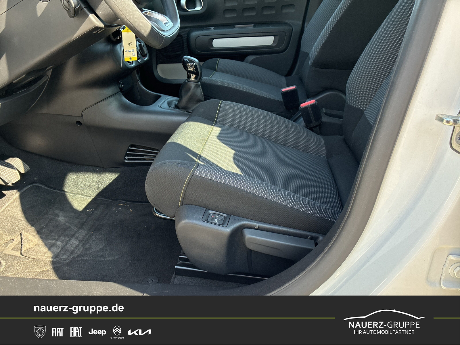 Fahrzeugabbildung Citroen C3 Feel PuteTech 82 5-Türer - mit KI generiert/bearbeitet
