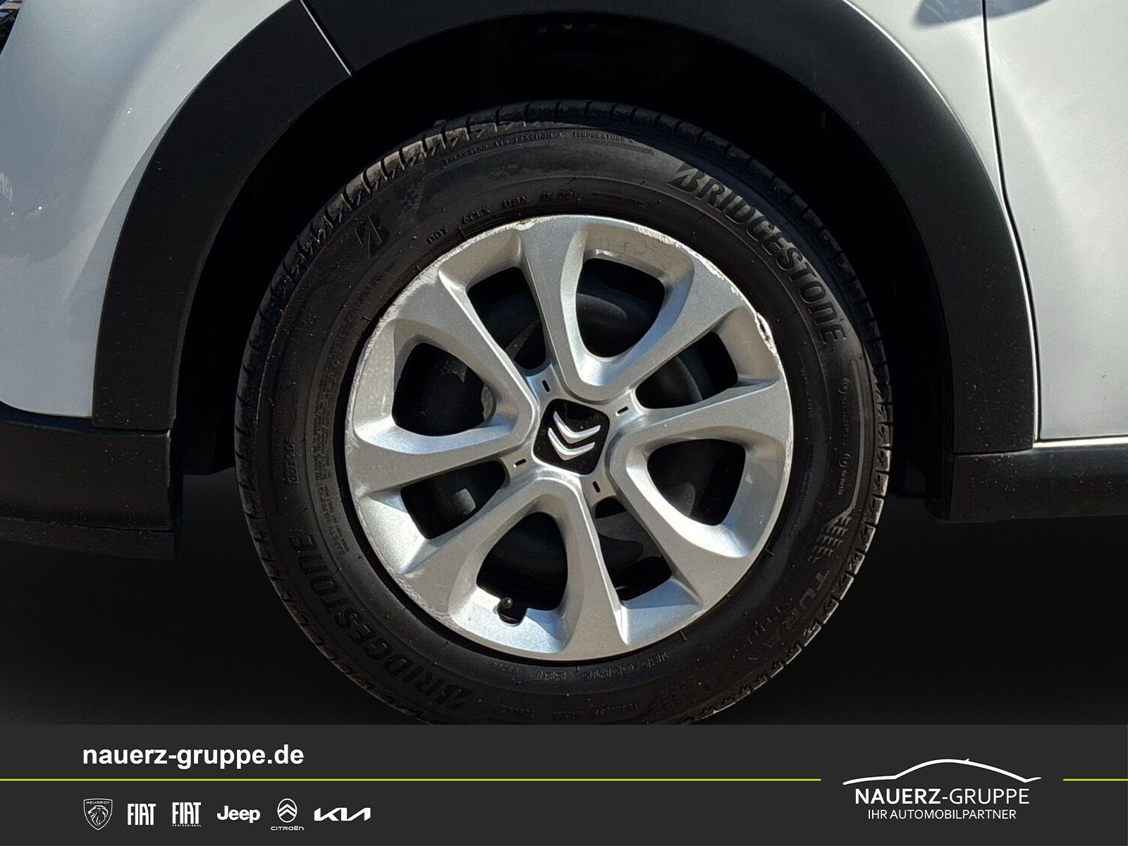 Fahrzeugabbildung Citroen C3 Feel PuteTech 82 5-Türer - mit KI generiert/bearbeitet