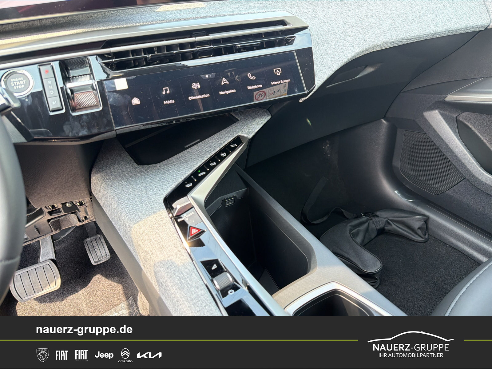 Fahrzeugabbildung Peugeot 5008 Hybrid 145 Allure - mit KI generiert/bearbeitet