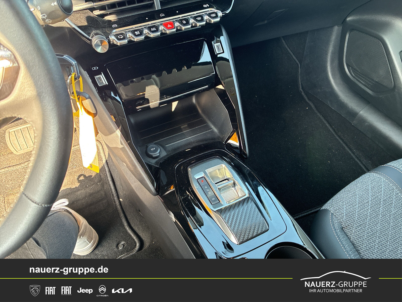 Fahrzeugabbildung Peugeot 208 Hybrid 100 Allure - mit KI generiert/bearbeitet