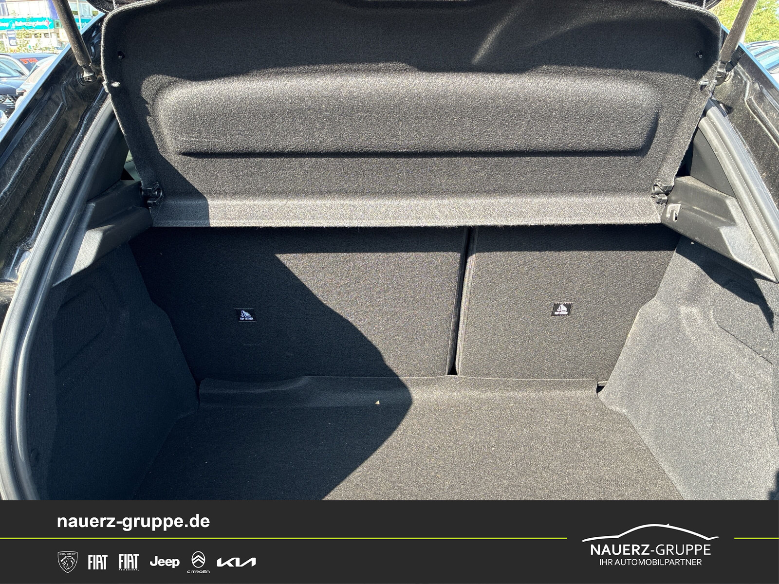 Fahrzeugabbildung Peugeot 208 Hybrid 100 Allure - mit KI generiert/bearbeitet