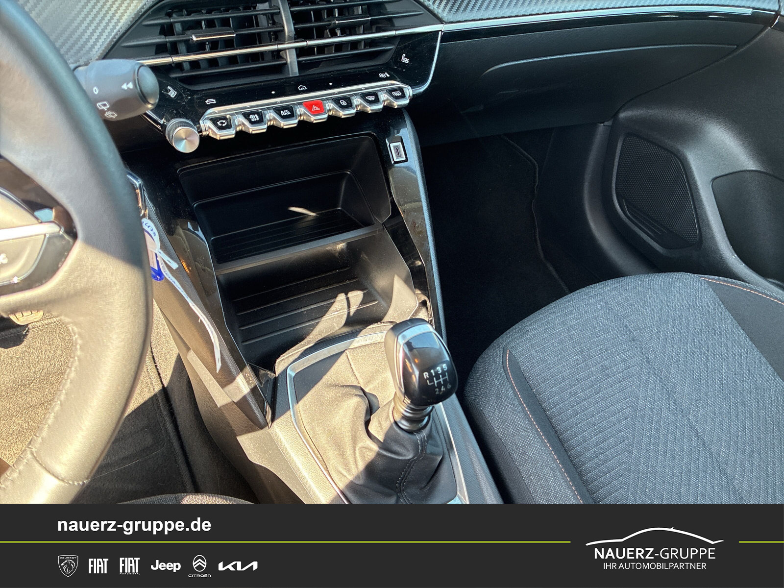 Fahrzeugabbildung Peugeot 208 Style PureTech 100