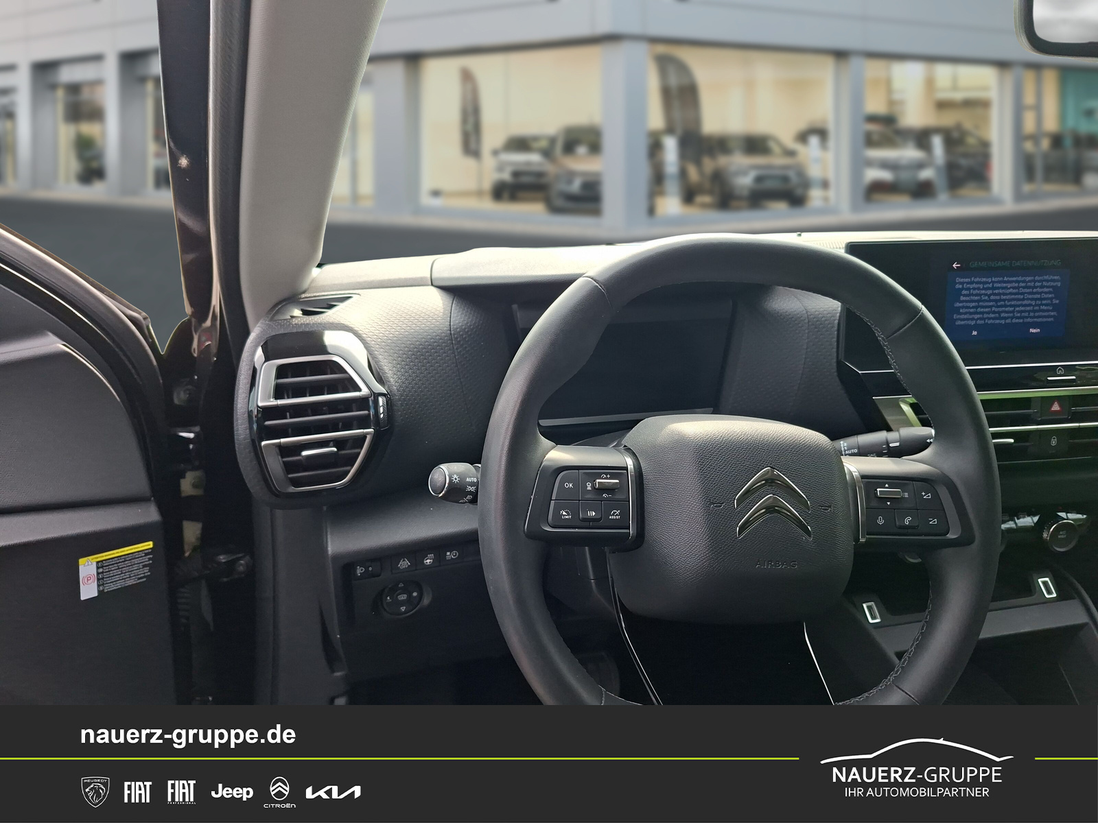 Fahrzeugabbildung Citroen C4 Lim. ë- Shine 136 - mit KI generiert/bearbeitet