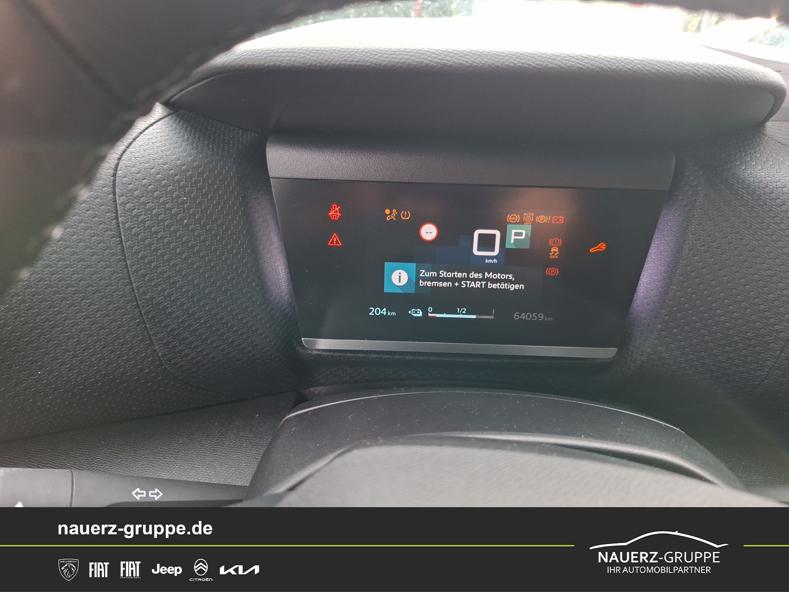 Fahrzeugabbildung Citroen C4 Lim. ë- Shine 136 - mit KI generiert/bearbeitet