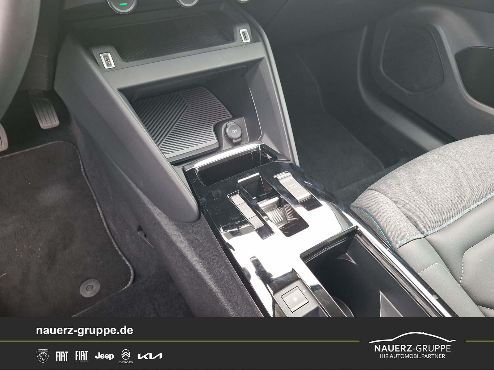 Fahrzeugabbildung Citroen C4 Lim. ë- Shine 136 - mit KI generiert/bearbeitet