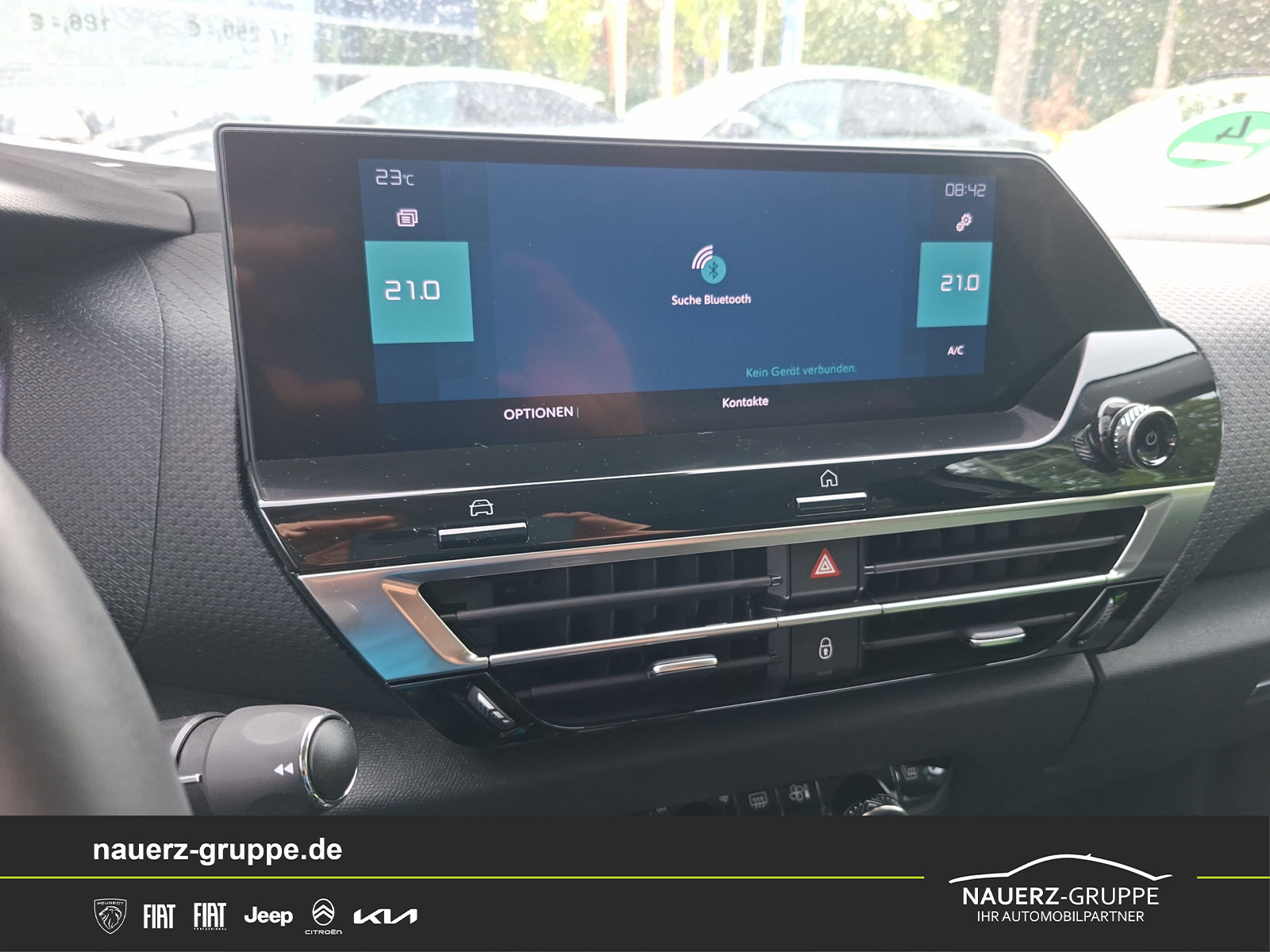 Fahrzeugabbildung Citroen C4 Lim. ë- Shine 136 - mit KI generiert/bearbeitet