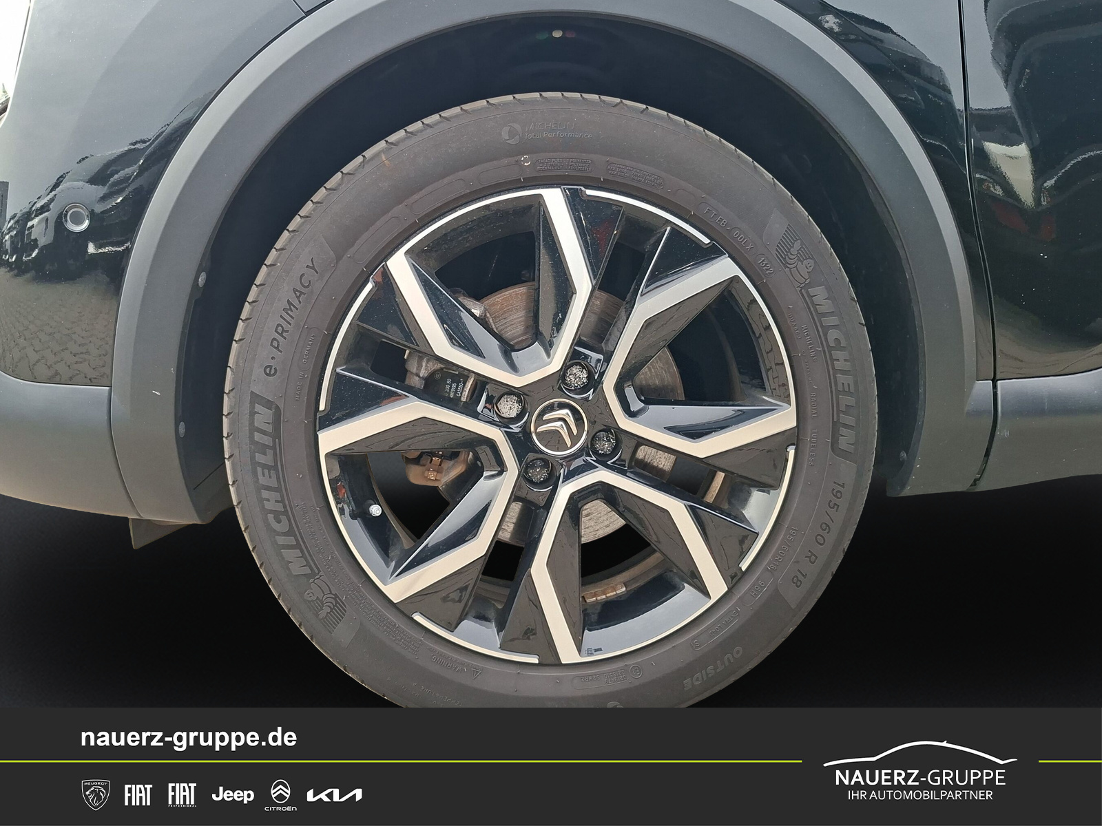 Fahrzeugabbildung Citroen C4 Lim. ë- Shine 136 - mit KI generiert/bearbeitet