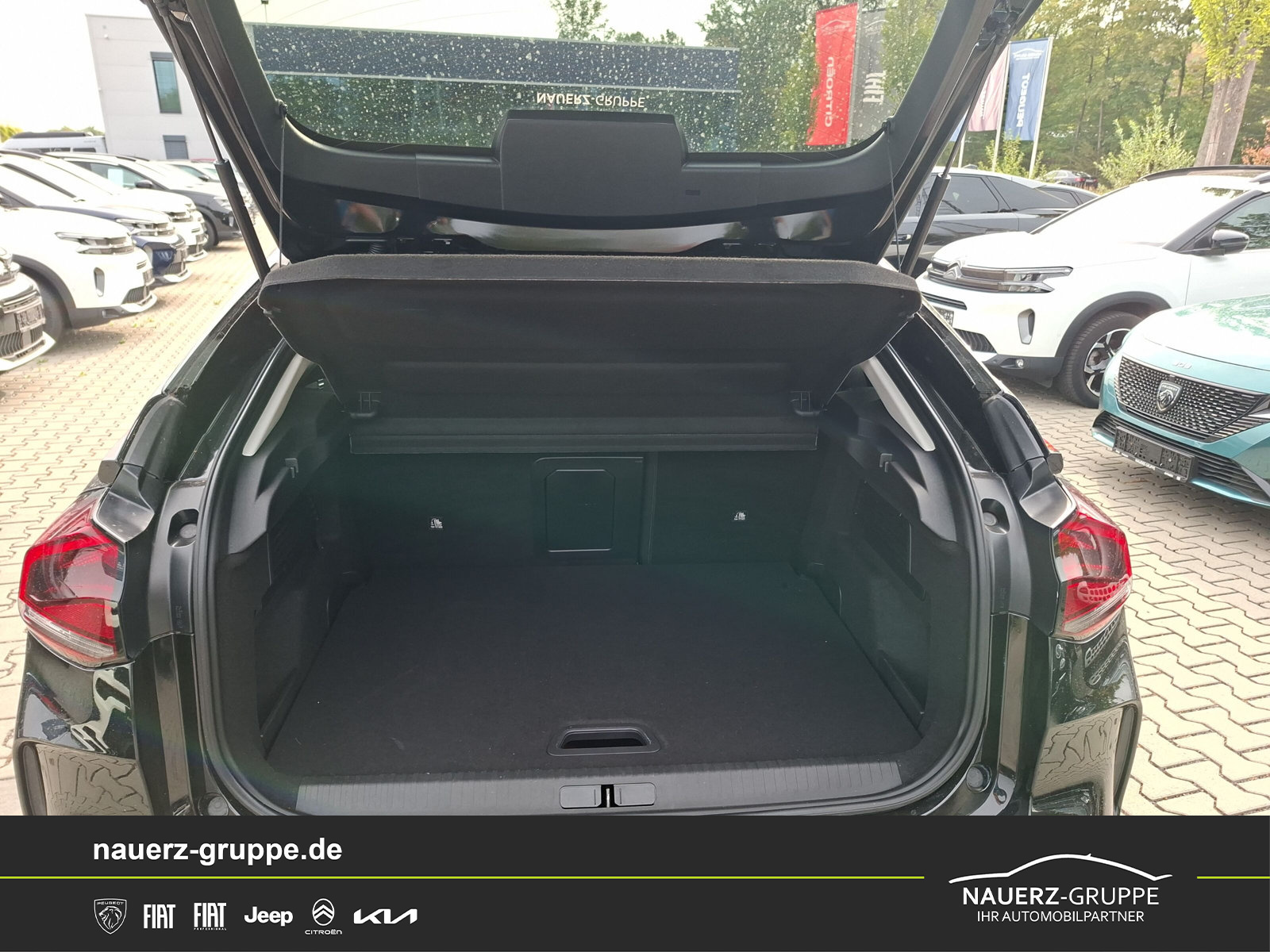 Fahrzeugabbildung Citroen C4 Lim. ë- Shine 136 - mit KI generiert/bearbeitet