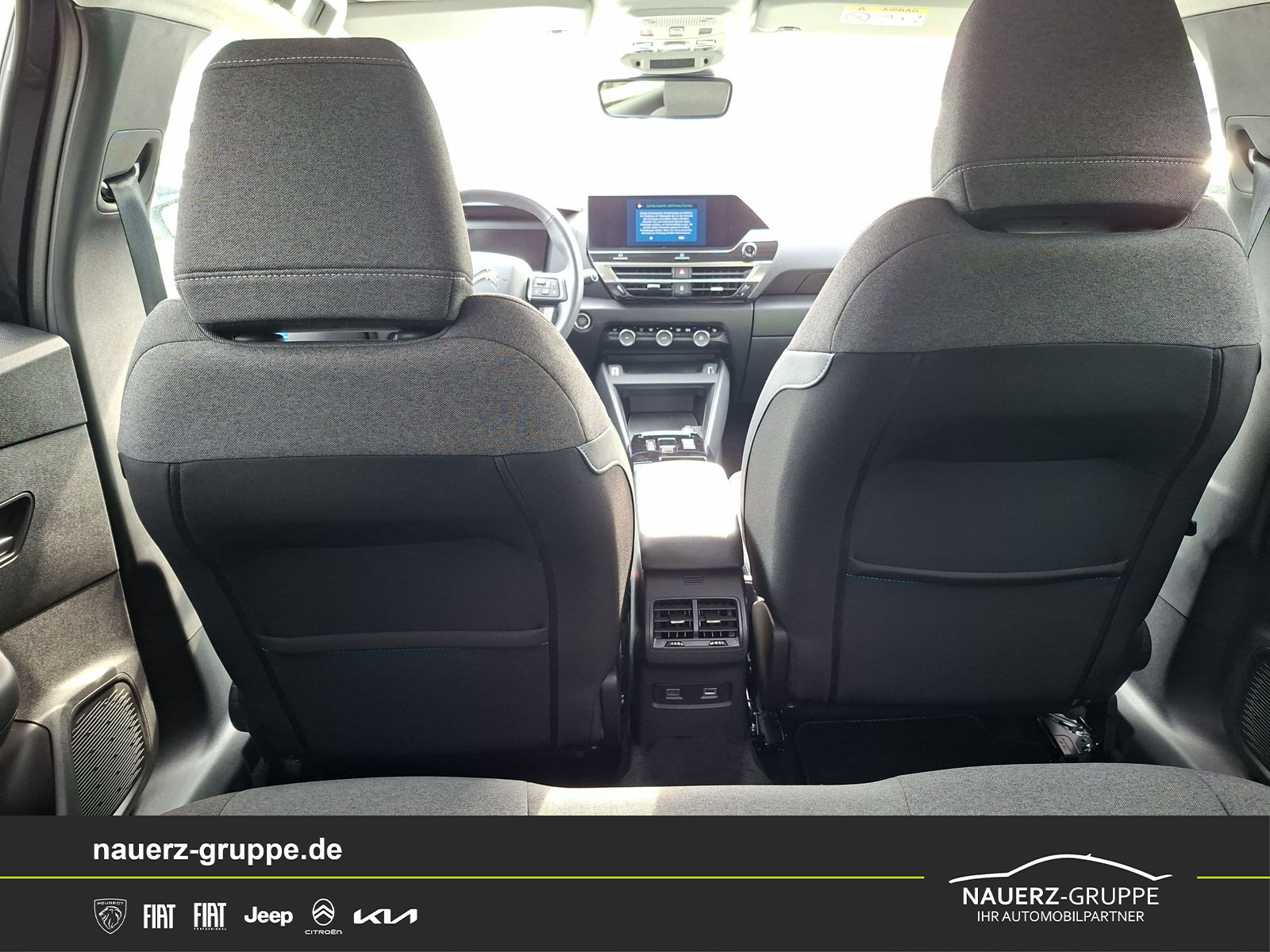Fahrzeugabbildung Citroen C4 Lim. ë- Shine 136 - mit KI generiert/bearbeitet
