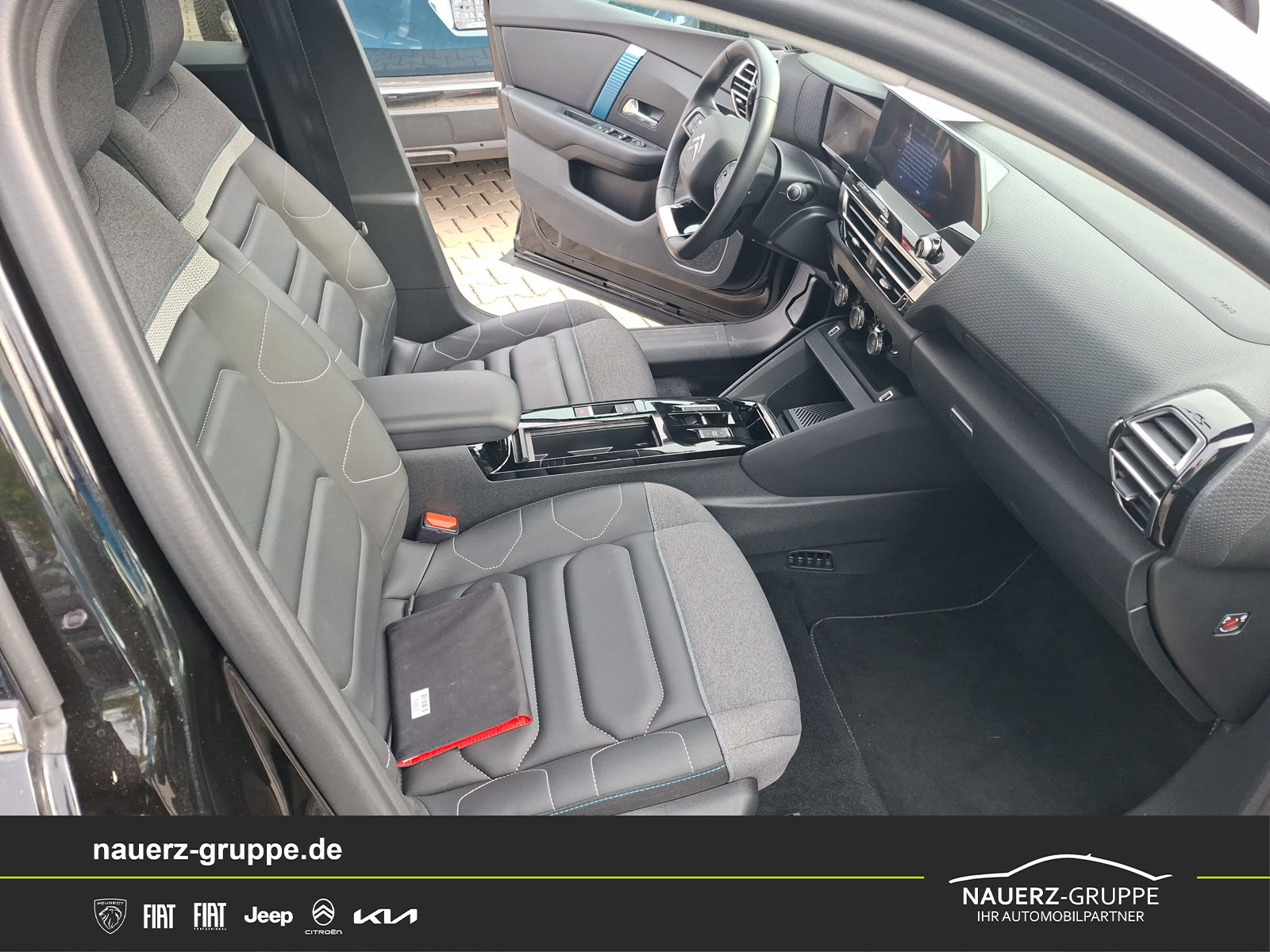 Fahrzeugabbildung Citroen C4 Lim. ë- Shine 136 - mit KI generiert/bearbeitet