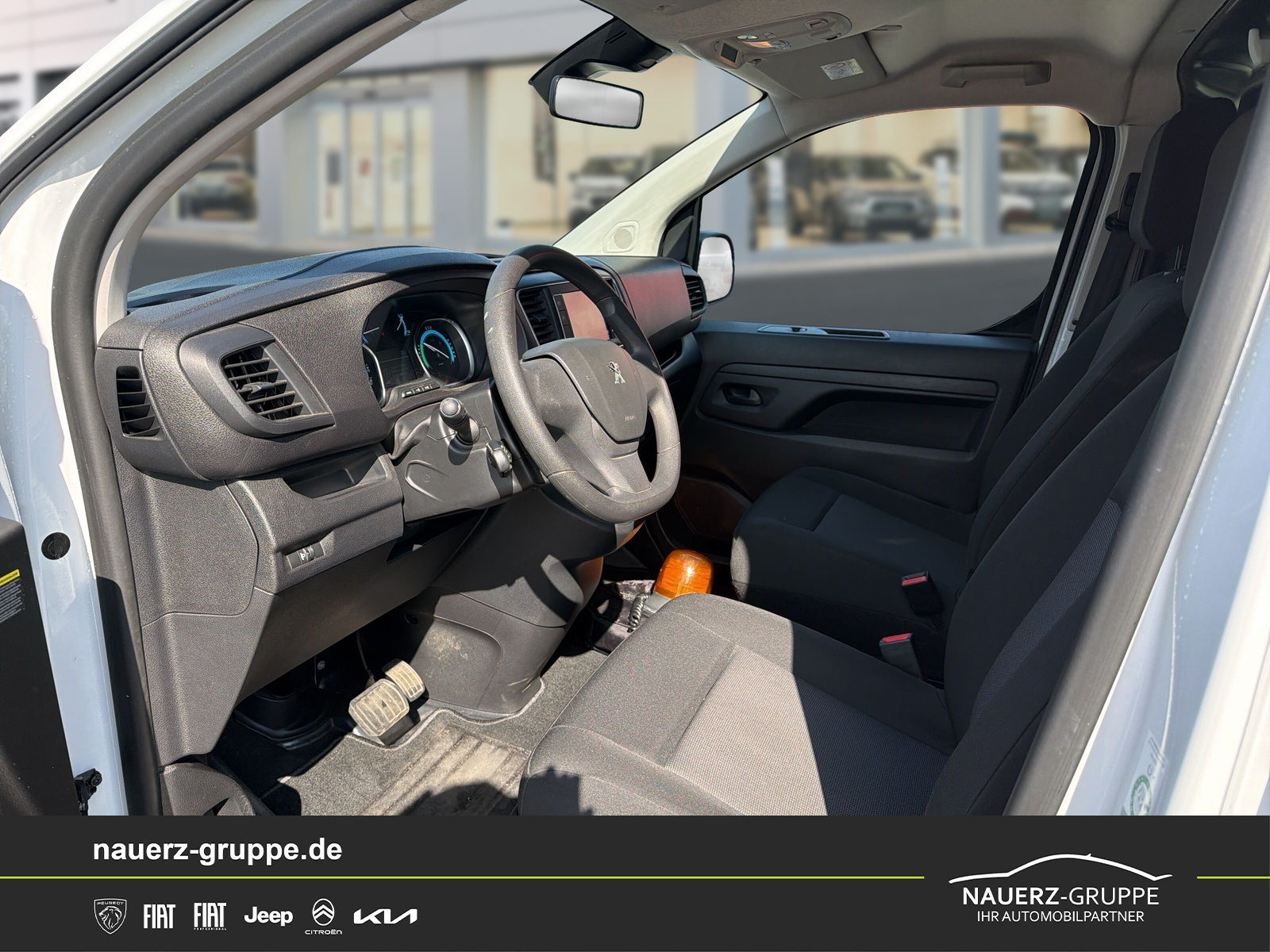 Fahrzeugabbildung Peugeot Expert Kasten Standard Elektromotor 136 75KW - mit KI generiert/bearbeitet