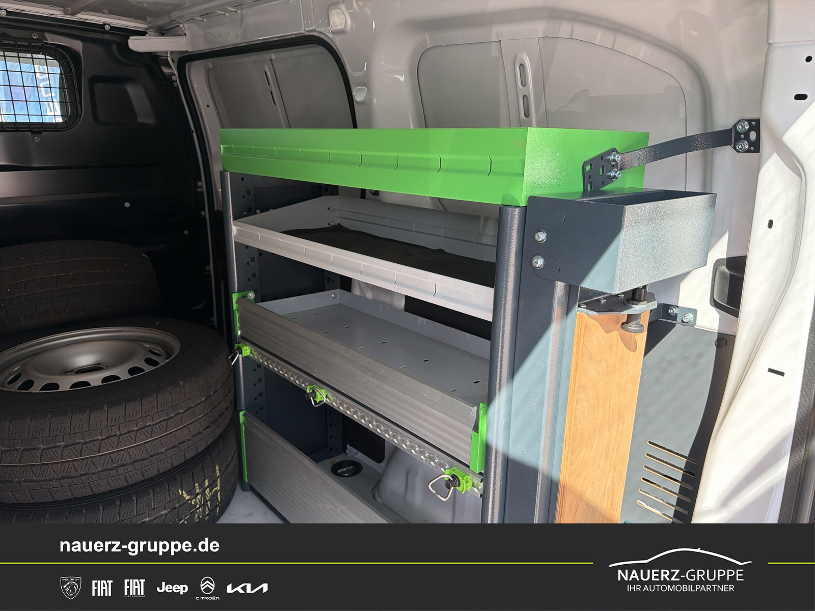 Fahrzeugabbildung Peugeot Expert Kasten Standard Elektromotor 136 75KW - mit KI generiert/bearbeitet