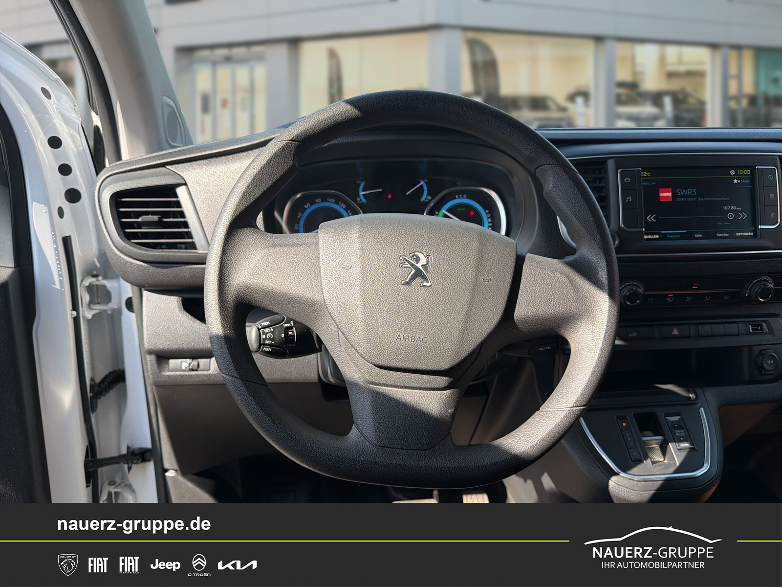 Fahrzeugabbildung Peugeot Expert Kasten Standard Elektromotor 136 75KW - mit KI generiert/bearbeitet
