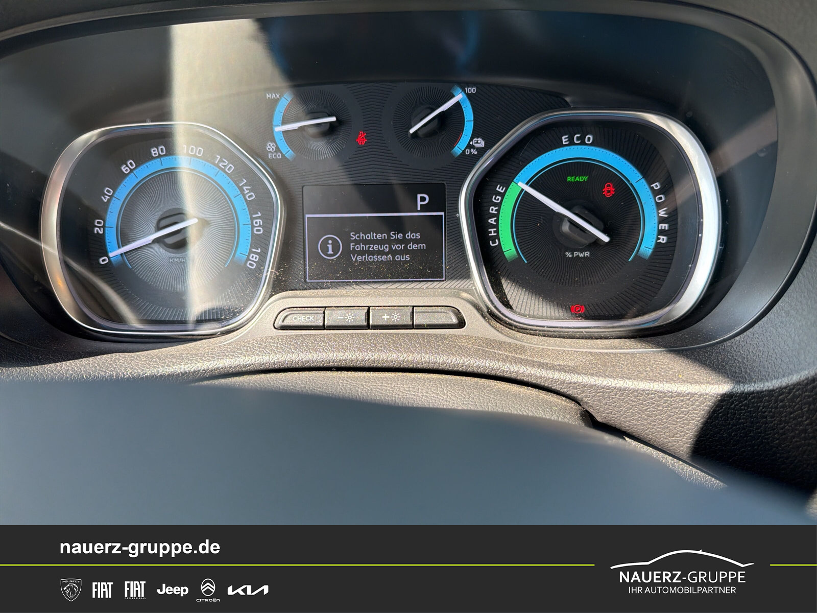 Fahrzeugabbildung Peugeot Expert Kasten Standard Elektromotor 136 75KW - mit KI generiert/bearbeitet