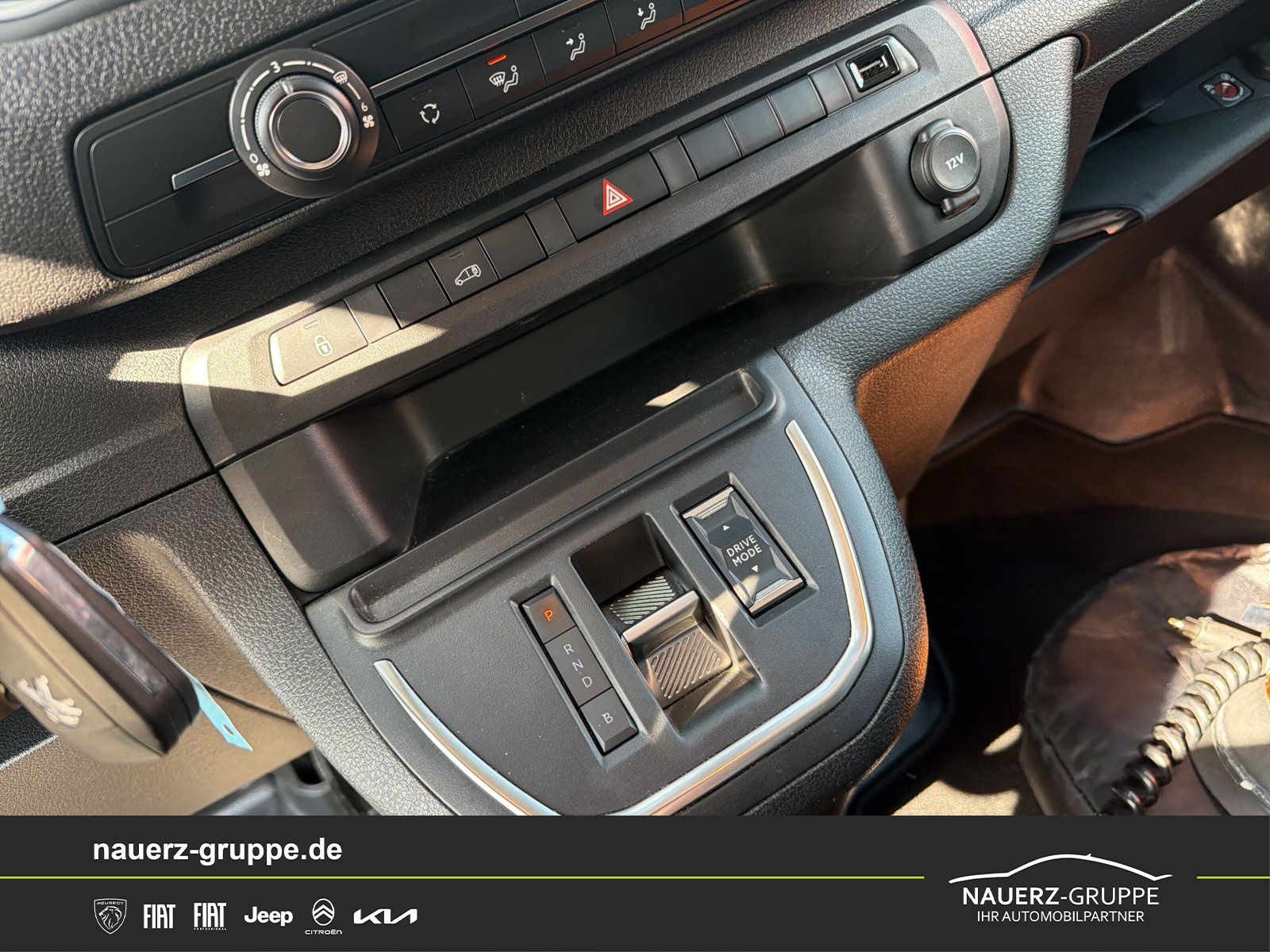 Fahrzeugabbildung Peugeot Expert Kasten Standard Elektromotor 136 75KW - mit KI generiert/bearbeitet