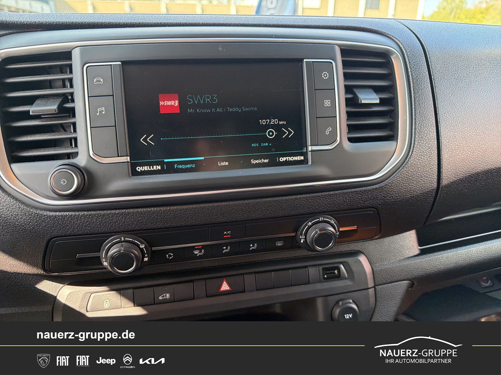 Fahrzeugabbildung Peugeot Expert Kasten Standard Elektromotor 136 75KW - mit KI generiert/bearbeitet