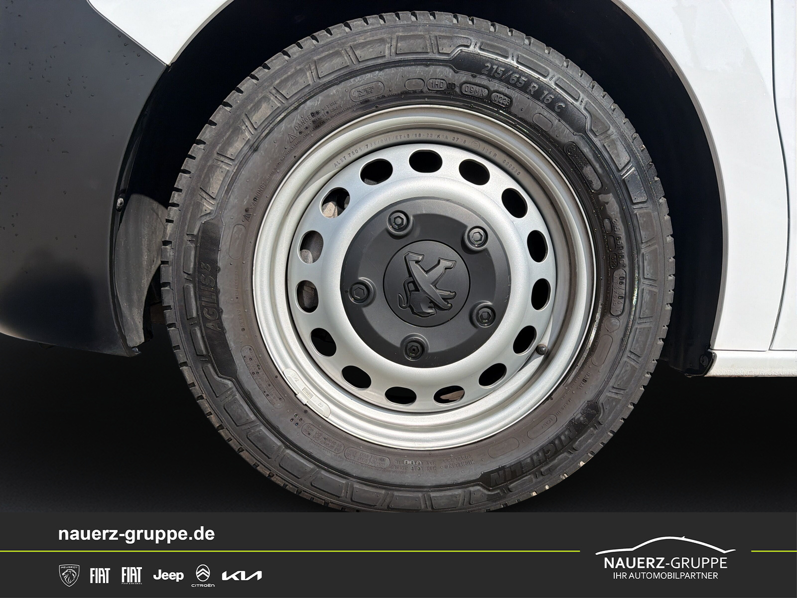 Fahrzeugabbildung Peugeot Expert Kasten Standard Elektromotor 136 75KW - mit KI generiert/bearbeitet