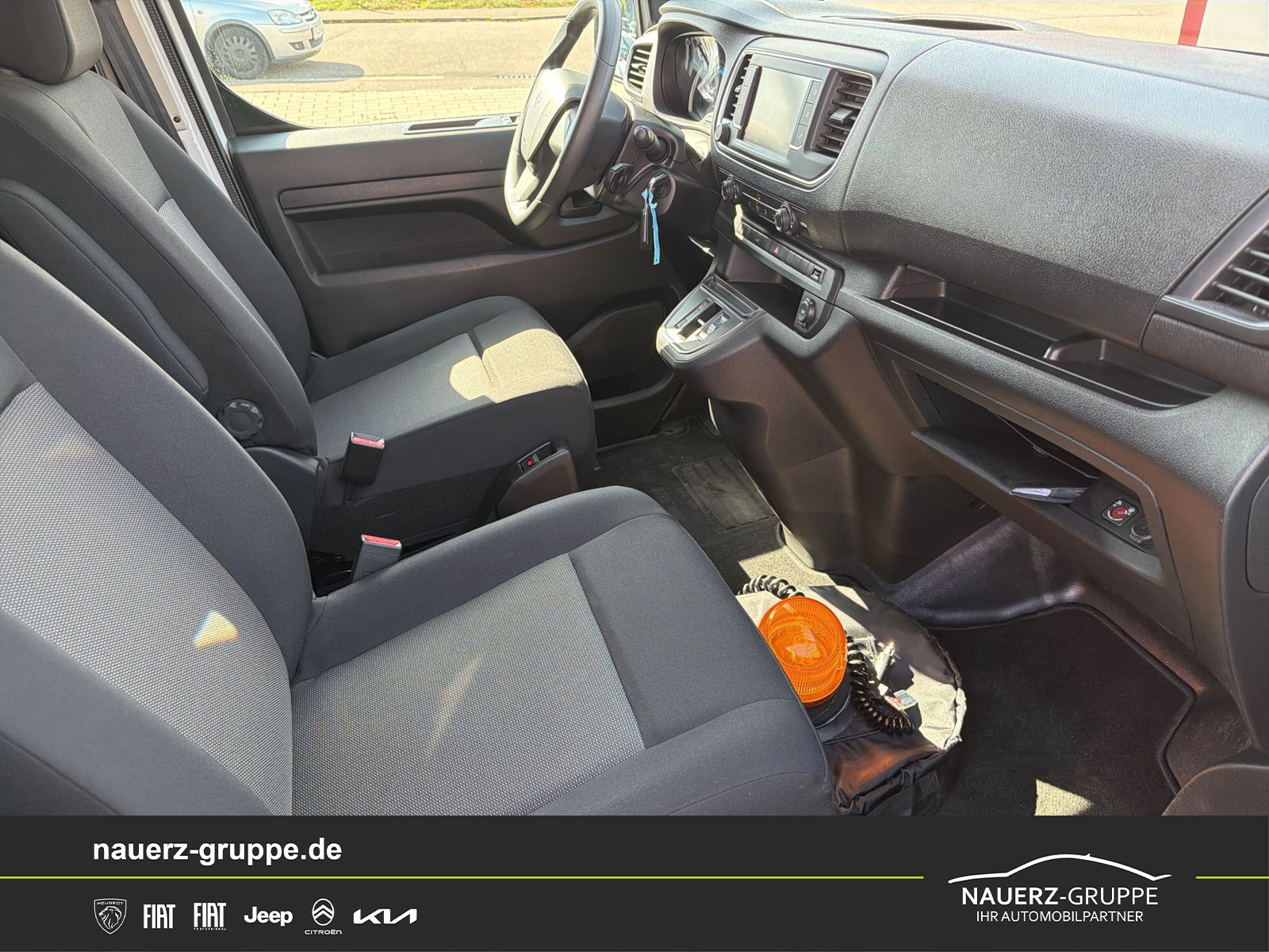 Fahrzeugabbildung Peugeot Expert Kasten Standard Elektromotor 136 75KW - mit KI generiert/bearbeitet