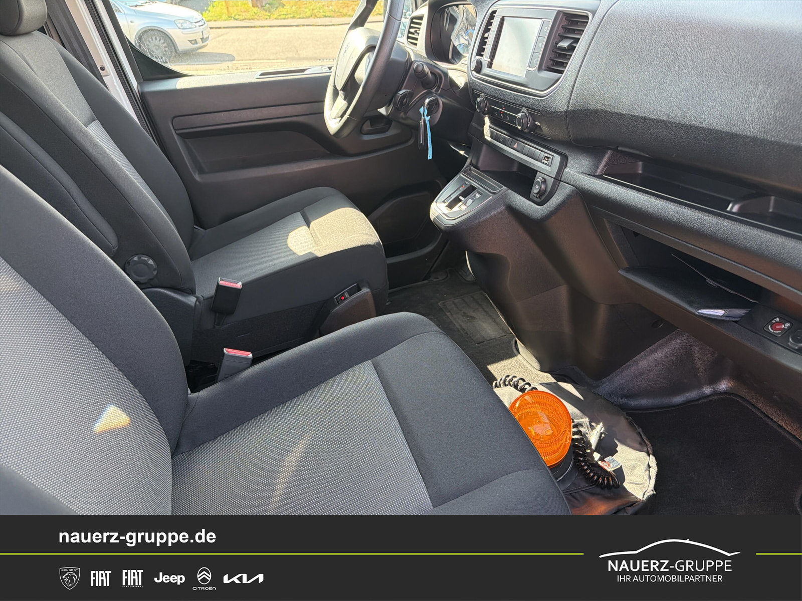 Fahrzeugabbildung Peugeot Expert Kasten Standard Elektromotor 136 75KW - mit KI generiert/bearbeitet