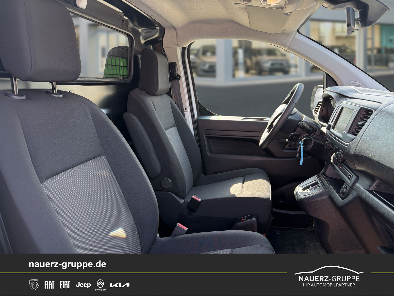 Fahrzeugabbildung Peugeot Expert Kasten Standard Elektromotor 136 75KW - mit KI generiert/bearbeitet