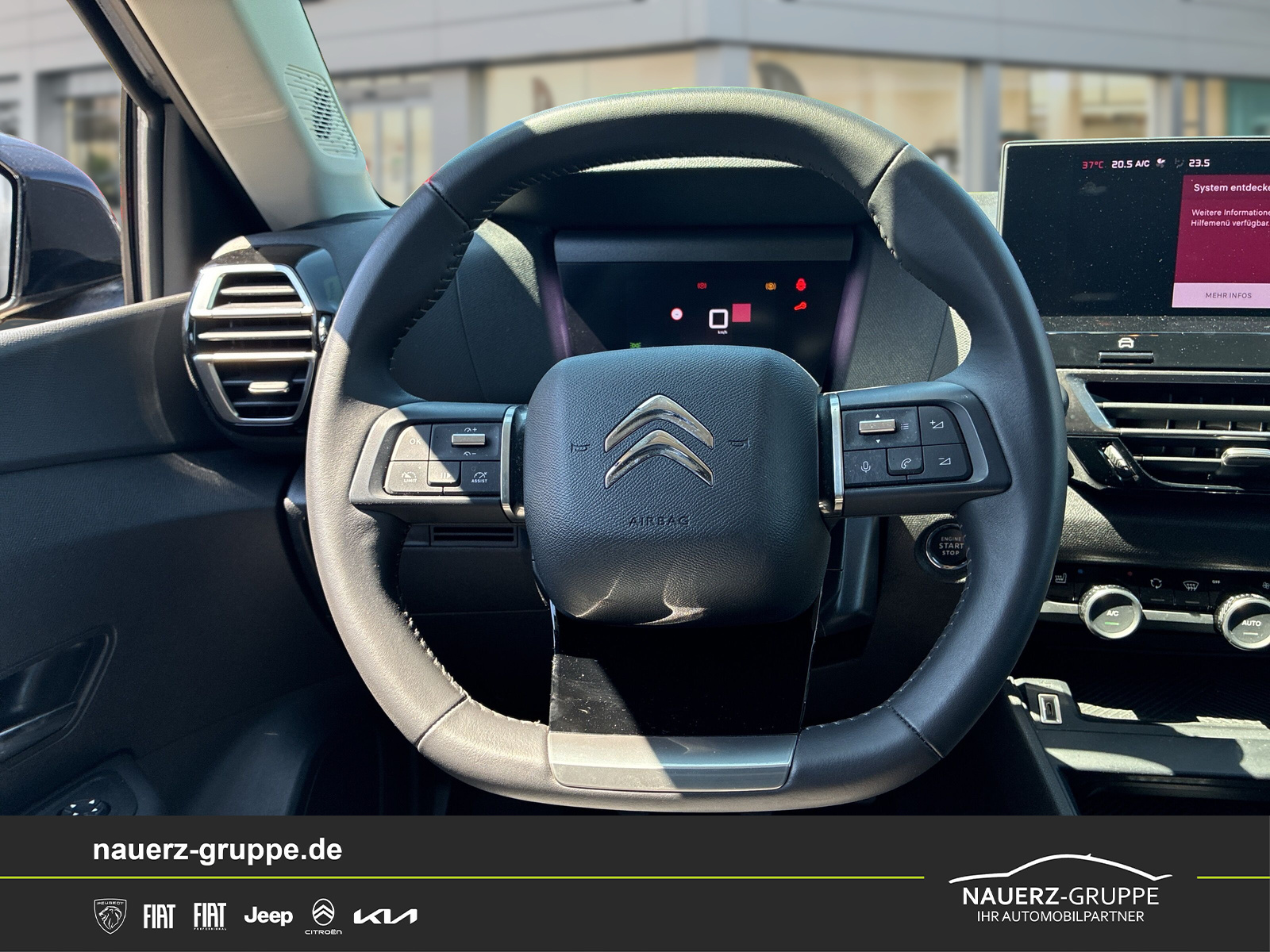 Fahrzeugabbildung Citroen C4 Lim. Plus PureTech 130 - mit KI generiert/bearbeitet