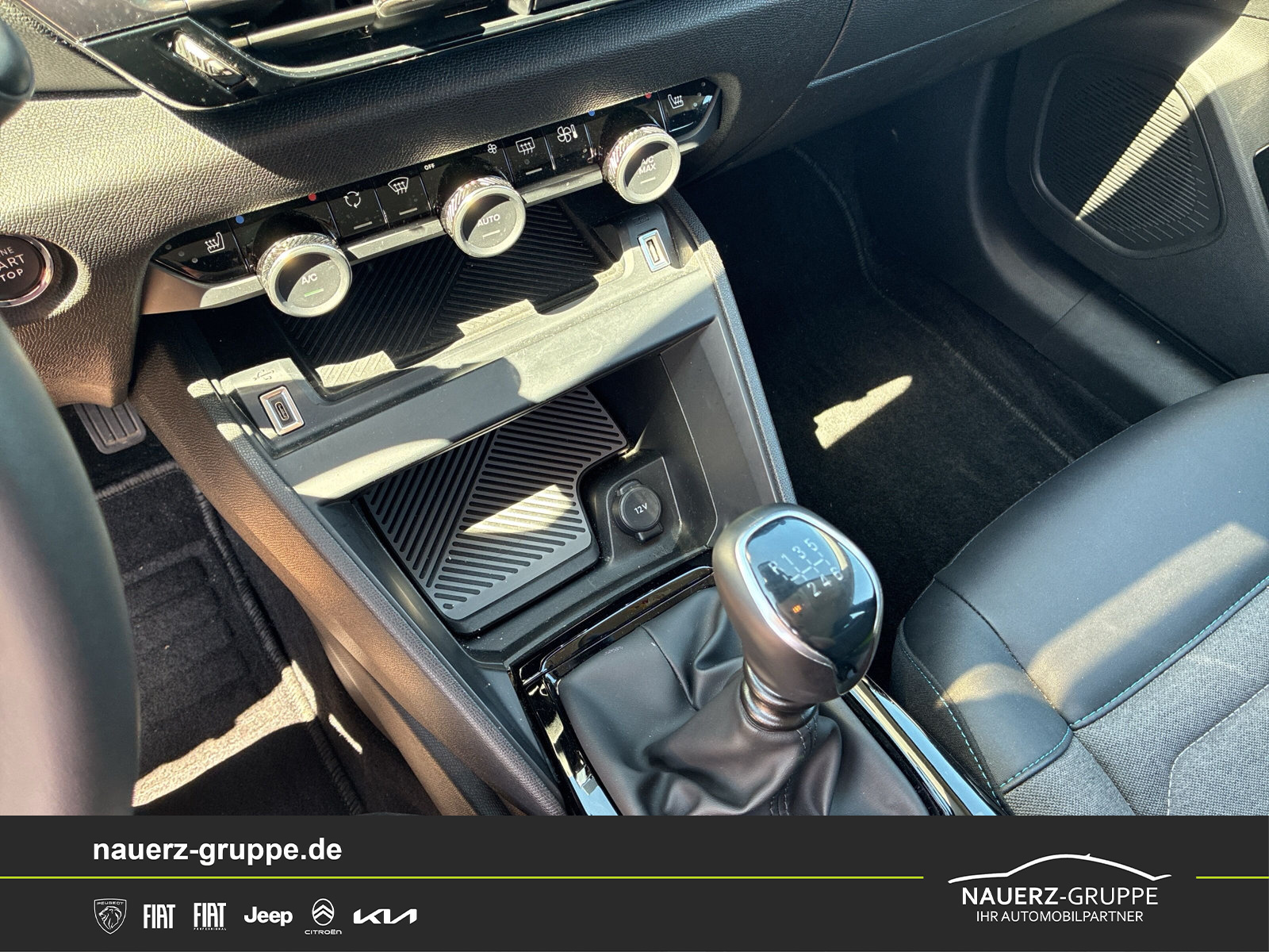 Fahrzeugabbildung Citroen C4 Lim. Plus PureTech 130 - mit KI generiert/bearbeitet
