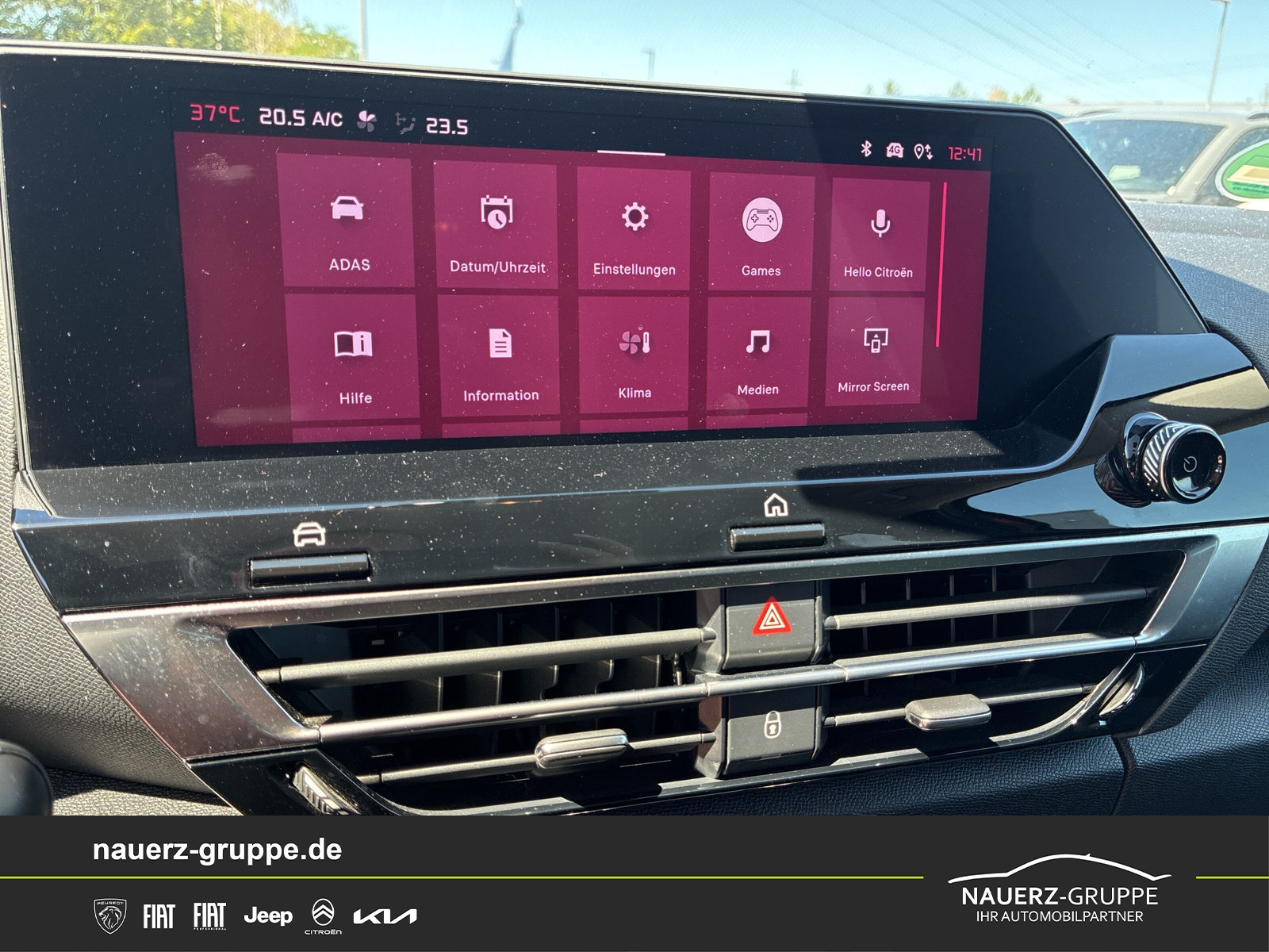 Fahrzeugabbildung Citroen C4 Lim. Plus PureTech 130 - mit KI generiert/bearbeitet
