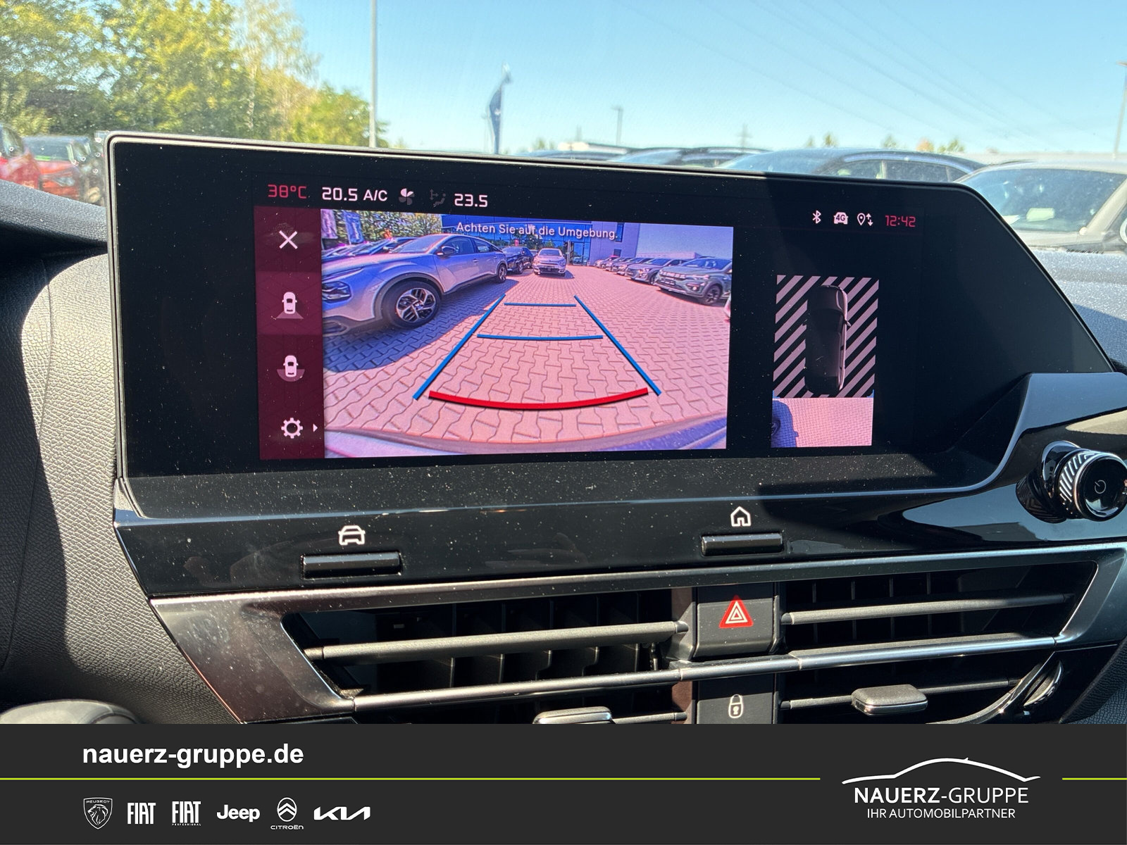 Fahrzeugabbildung Citroen C4 Lim. Plus PureTech 130 - mit KI generiert/bearbeitet