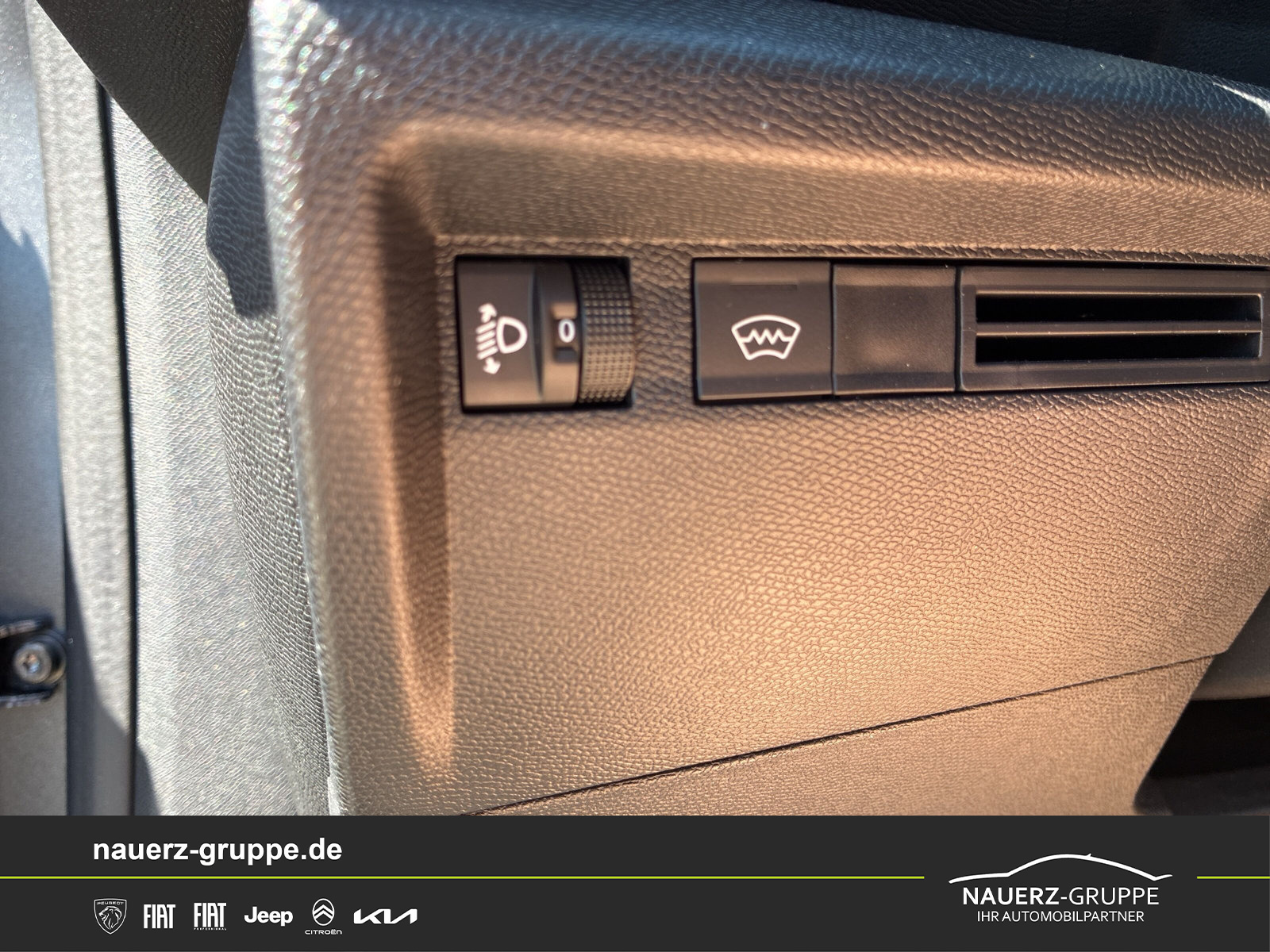 Fahrzeugabbildung Citroen C4 Lim. Plus PureTech 130 - mit KI generiert/bearbeitet