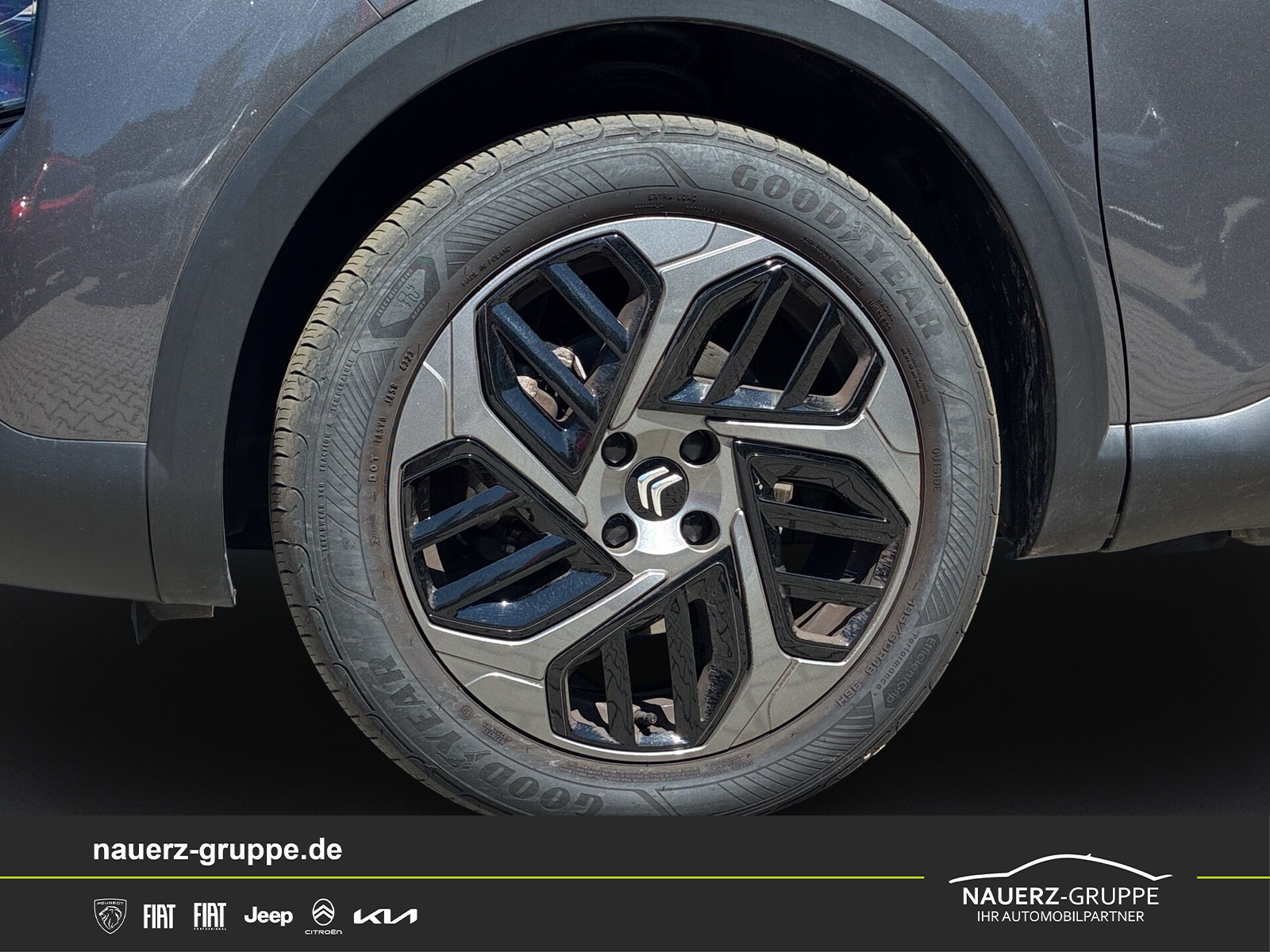 Fahrzeugabbildung Citroen C4 Lim. Plus PureTech 130 - mit KI generiert/bearbeitet