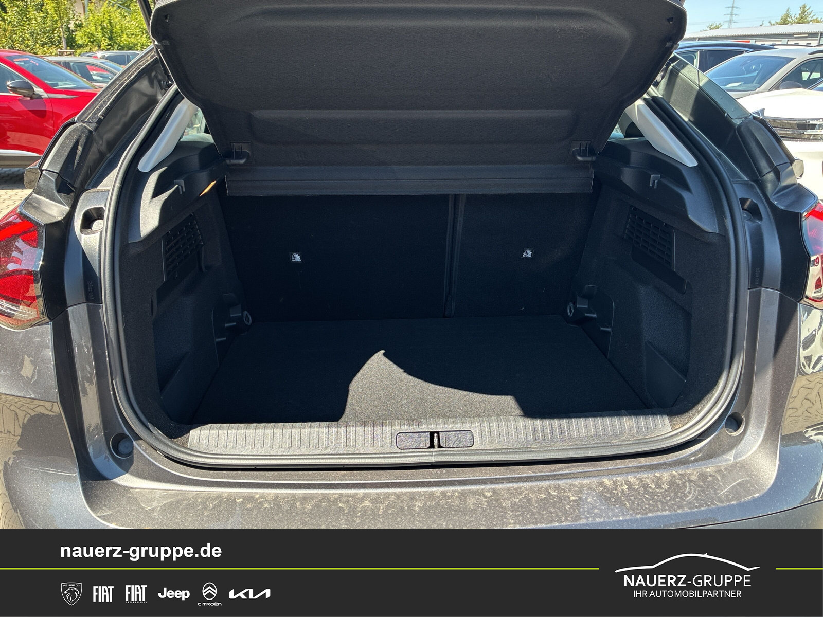 Fahrzeugabbildung Citroen C4 Lim. Plus PureTech 130 - mit KI generiert/bearbeitet