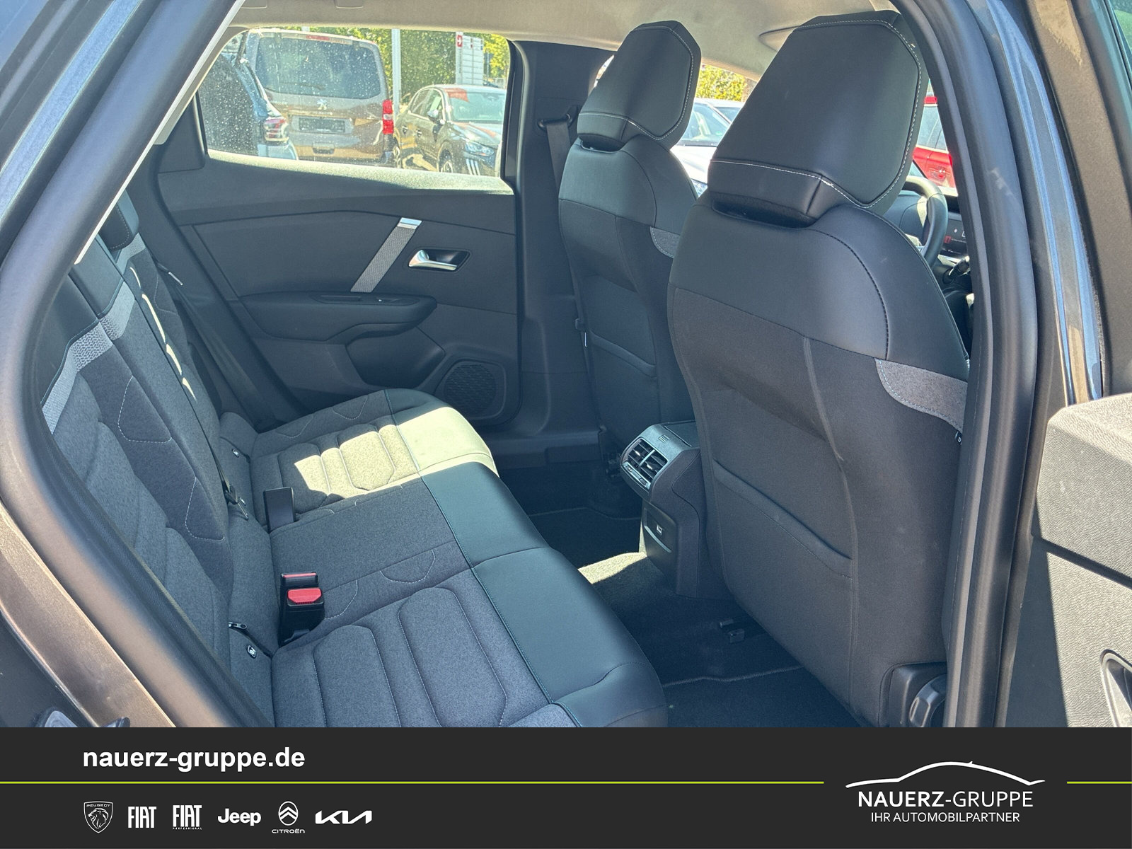 Fahrzeugabbildung Citroen C4 Lim. Plus PureTech 130 - mit KI generiert/bearbeitet