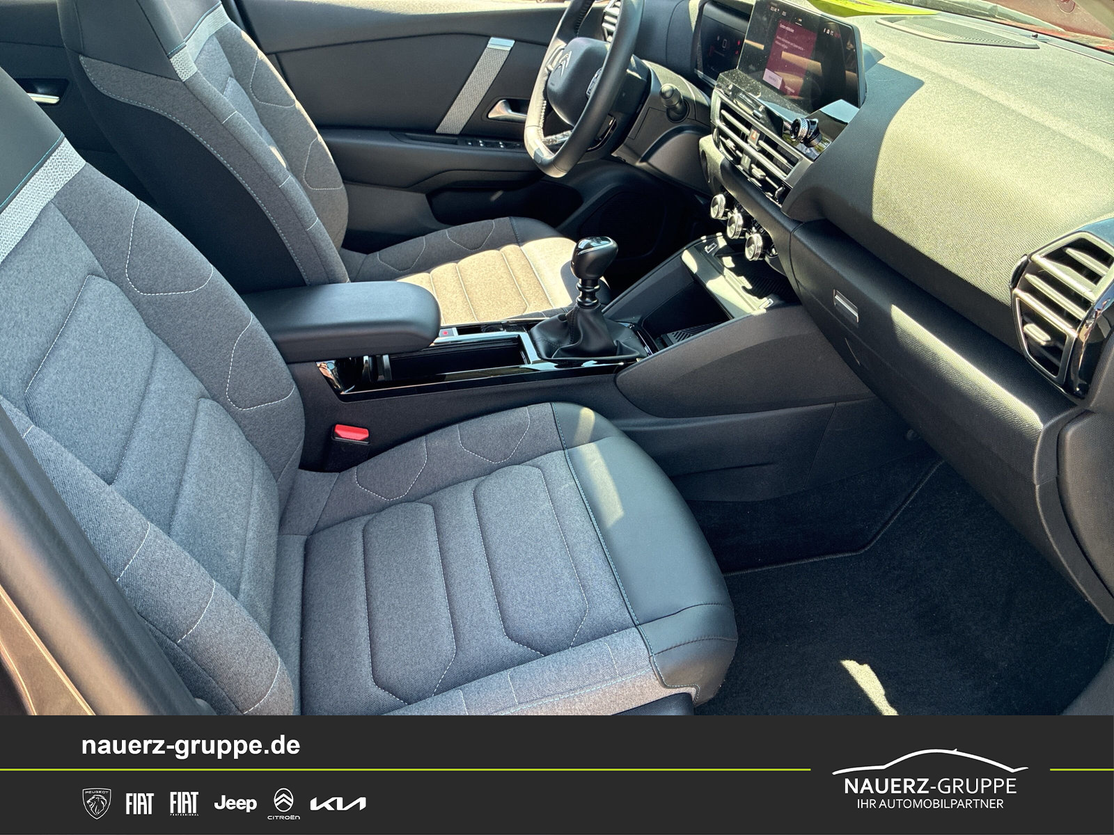 Fahrzeugabbildung Citroen C4 Lim. Plus PureTech 130 - mit KI generiert/bearbeitet