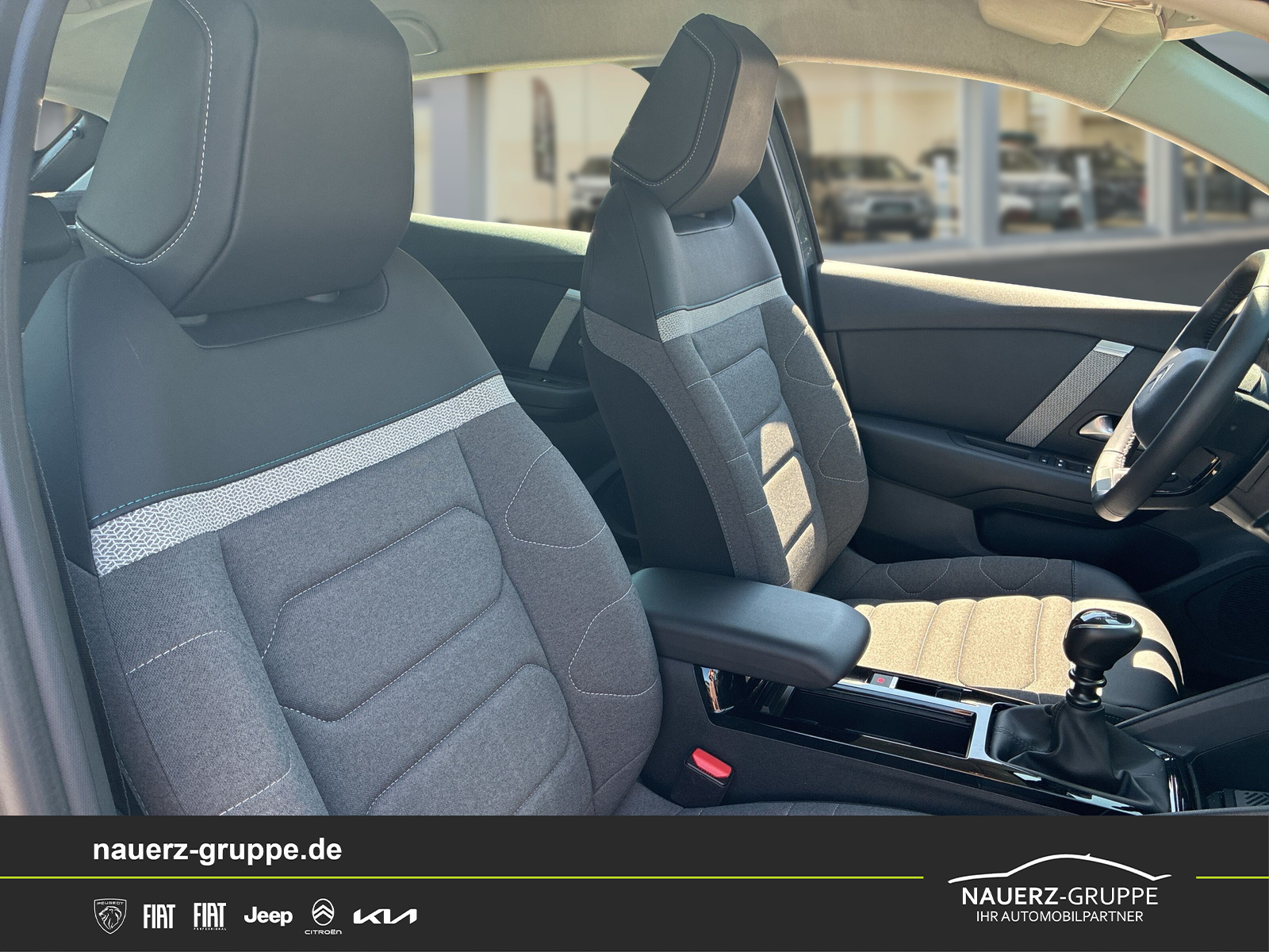 Fahrzeugabbildung Citroen C4 Lim. Plus PureTech 130 - mit KI generiert/bearbeitet