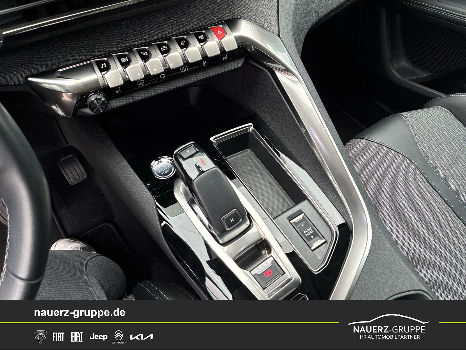 Fahrzeugabbildung Peugeot 5008 Allure Pack PureTech 130 EAT8 - mit KI generiert/bearbeitet