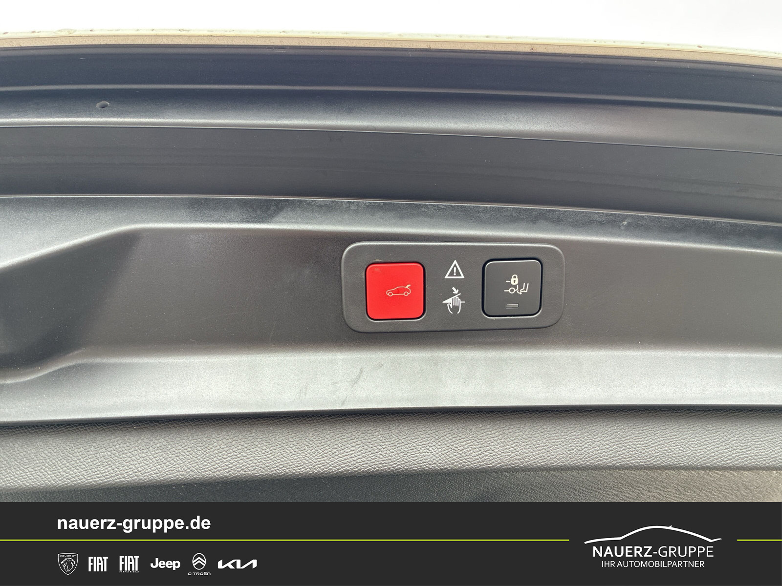 Fahrzeugabbildung Peugeot 5008 Allure Pack PureTech 130 EAT8 - mit KI generiert/bearbeitet