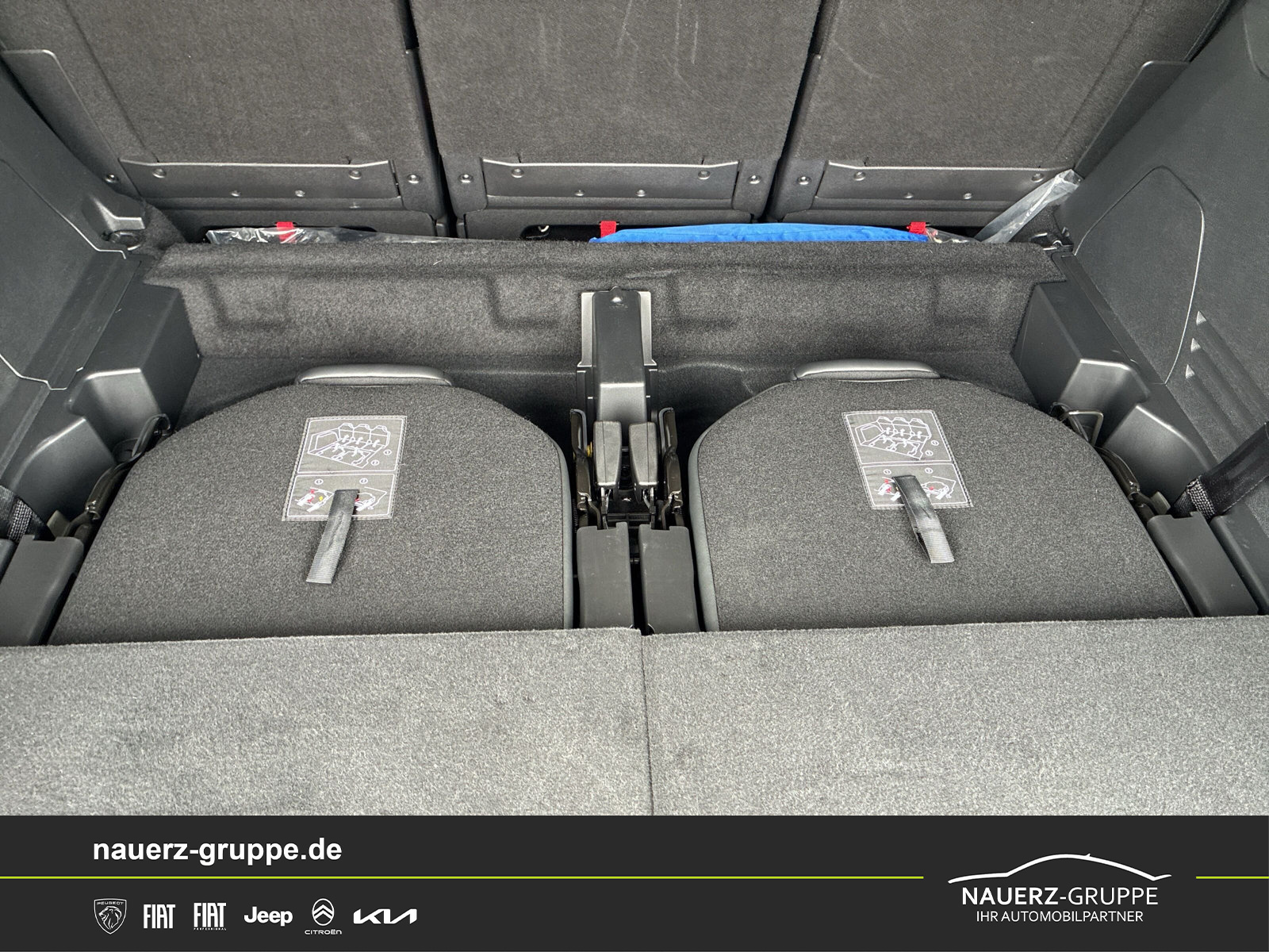 Fahrzeugabbildung Peugeot 5008 Allure Pack PureTech 130 EAT8 - mit KI generiert/bearbeitet