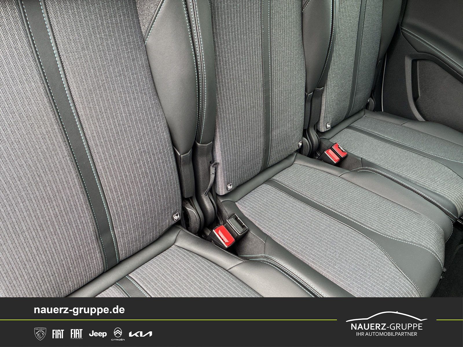 Fahrzeugabbildung Peugeot 5008 Allure Pack PureTech 130 EAT8 - mit KI generiert/bearbeitet