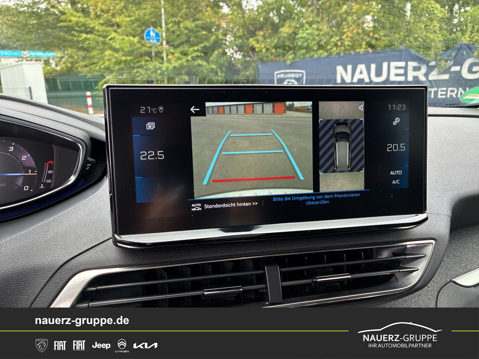 Fahrzeugabbildung Peugeot 5008 Allure Pack PureTech 130 EAT8 - mit KI generiert/bearbeitet
