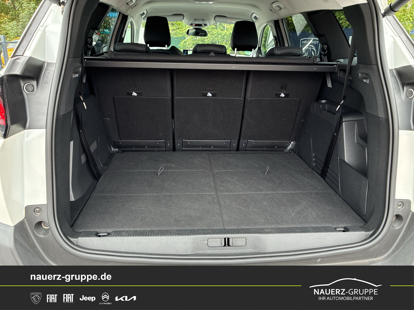 Fahrzeugabbildung Peugeot 5008 Allure Pack PureTech 130 EAT8 - mit KI generiert/bearbeitet