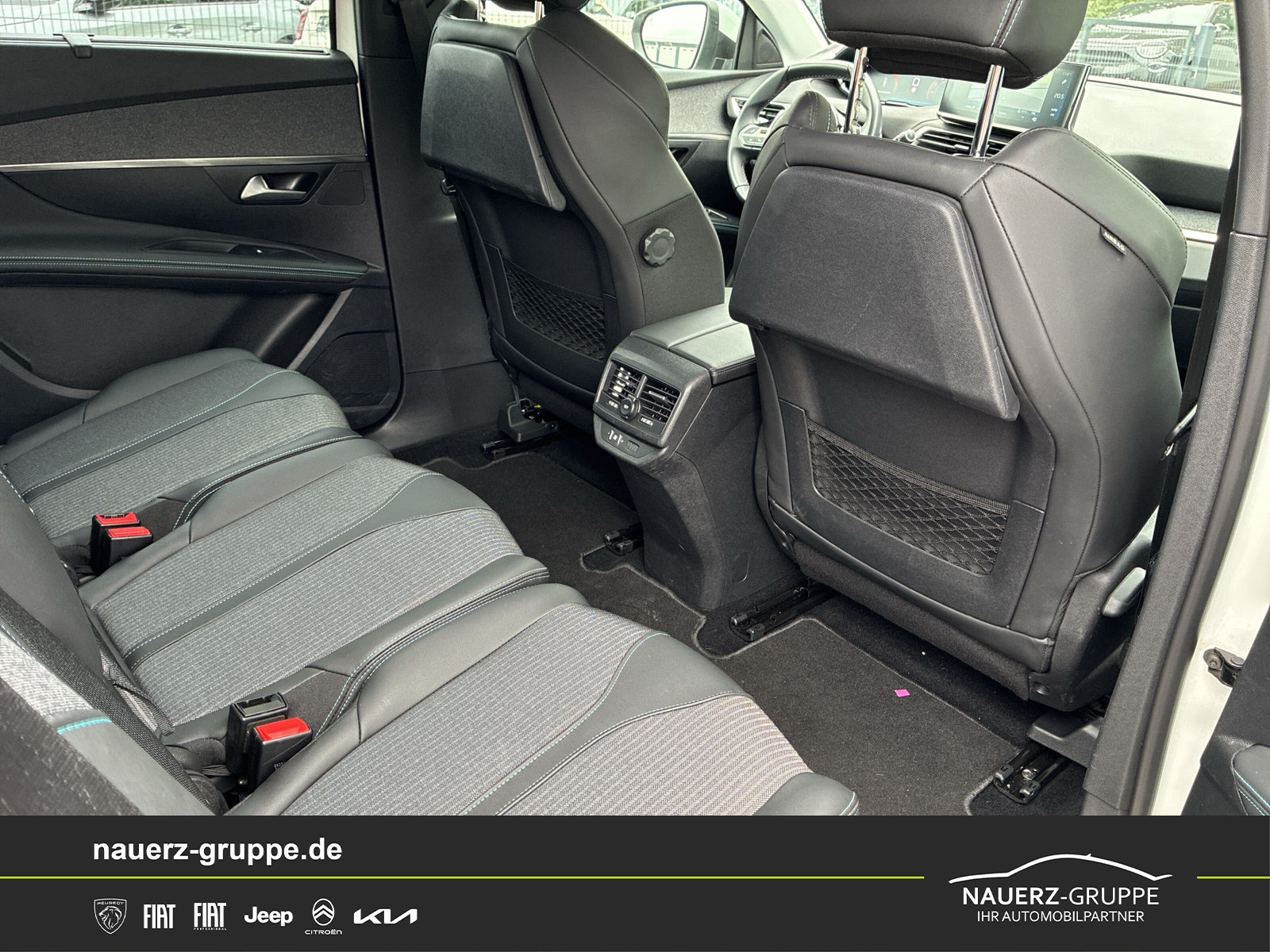 Fahrzeugabbildung Peugeot 5008 Allure Pack PureTech 130 EAT8 - mit KI generiert/bearbeitet