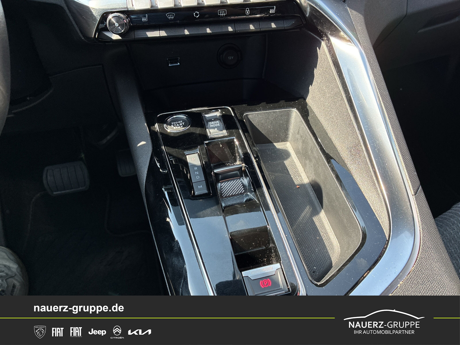 Fahrzeugabbildung Peugeot 3008 Allure Pack PureTech 130 EAT8 - mit KI generiert/bearbeitet